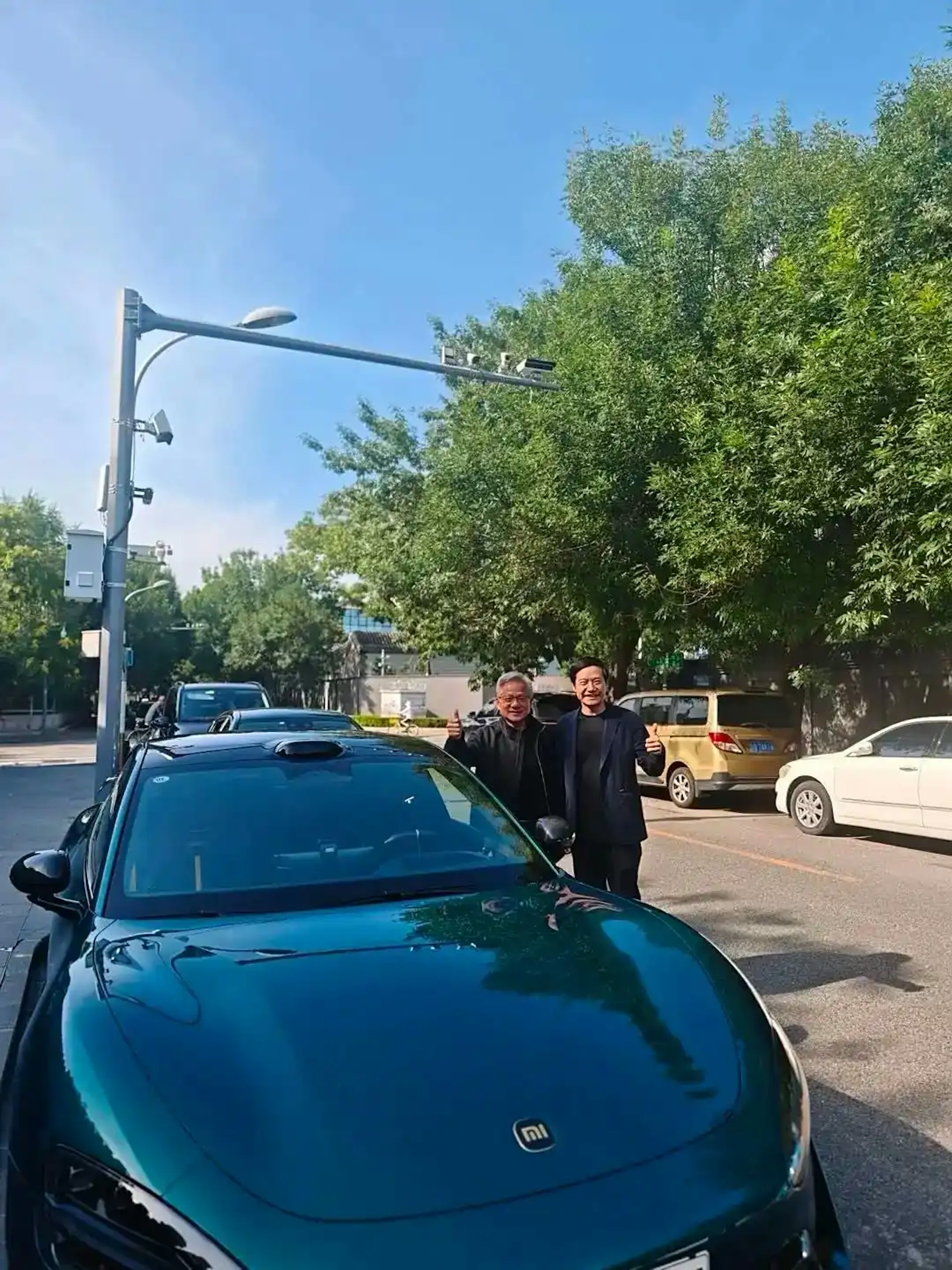 黃仁勳和雷軍在小米SU7 Ultra電動車旁合影。(網絡圖片) 黃仁勳和雷軍在小米SU7 Ultra電動車旁合影。(網絡圖片)
