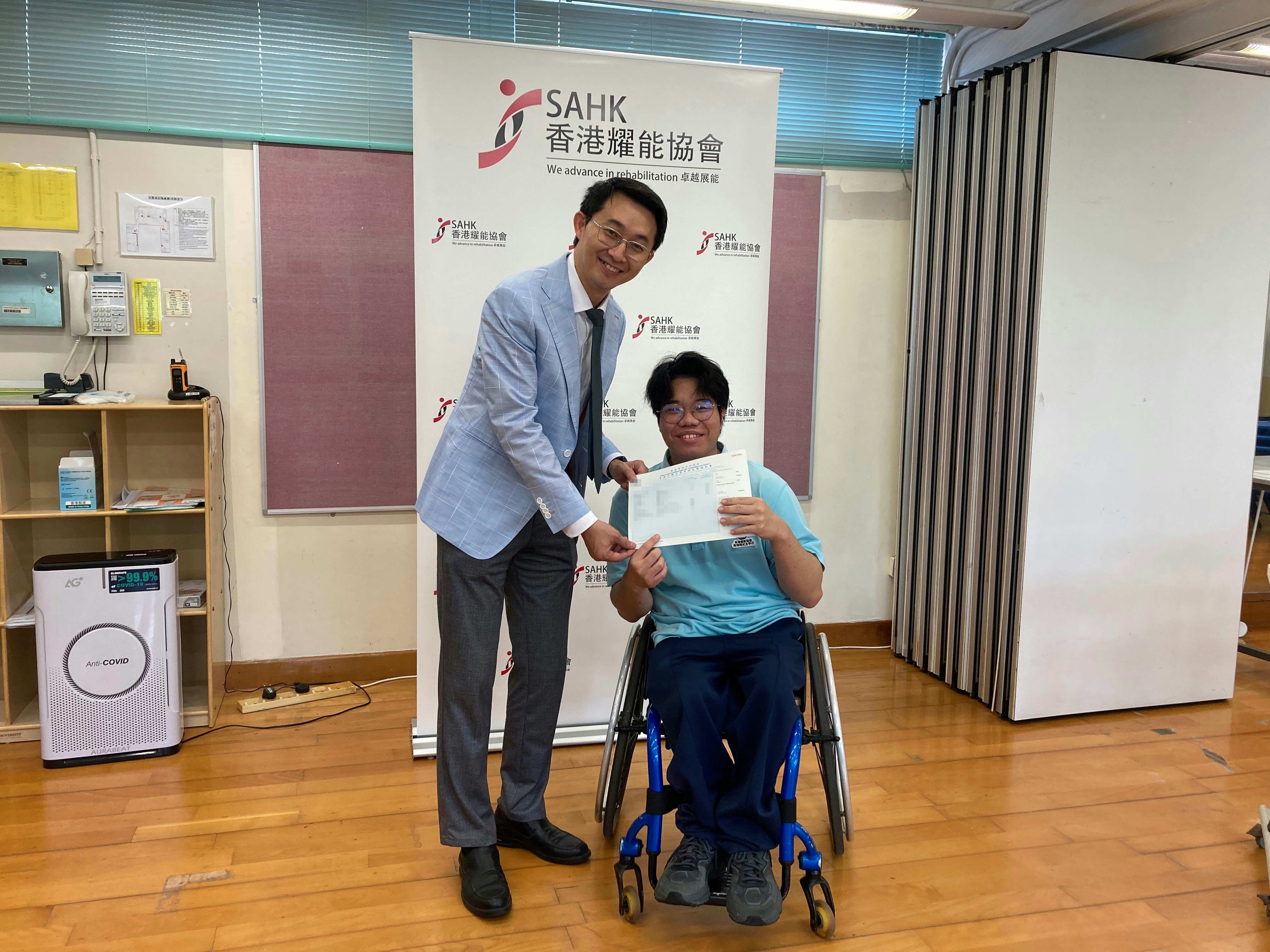鄭中（右）鼓勵其他考生繼續尋找自己的夢想。（香港耀能協會提供圖片）