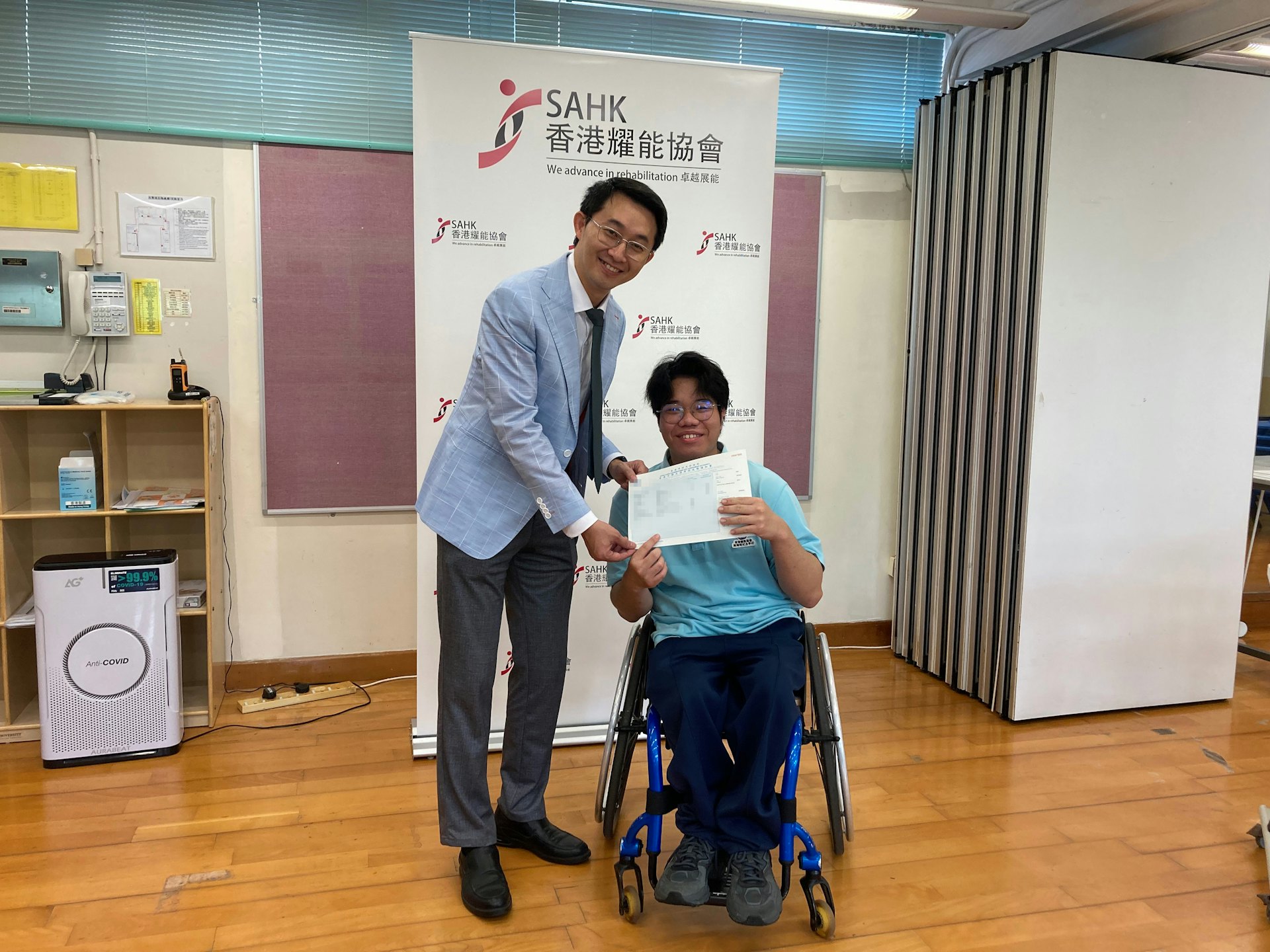 鄭中(右)鼓勵其他考生繼續尋找自己的夢想。(香港耀能協會提供圖片) 鄭中(右)鼓勵其他考生繼續尋找自己的夢想。(香港耀能協會提供圖片)