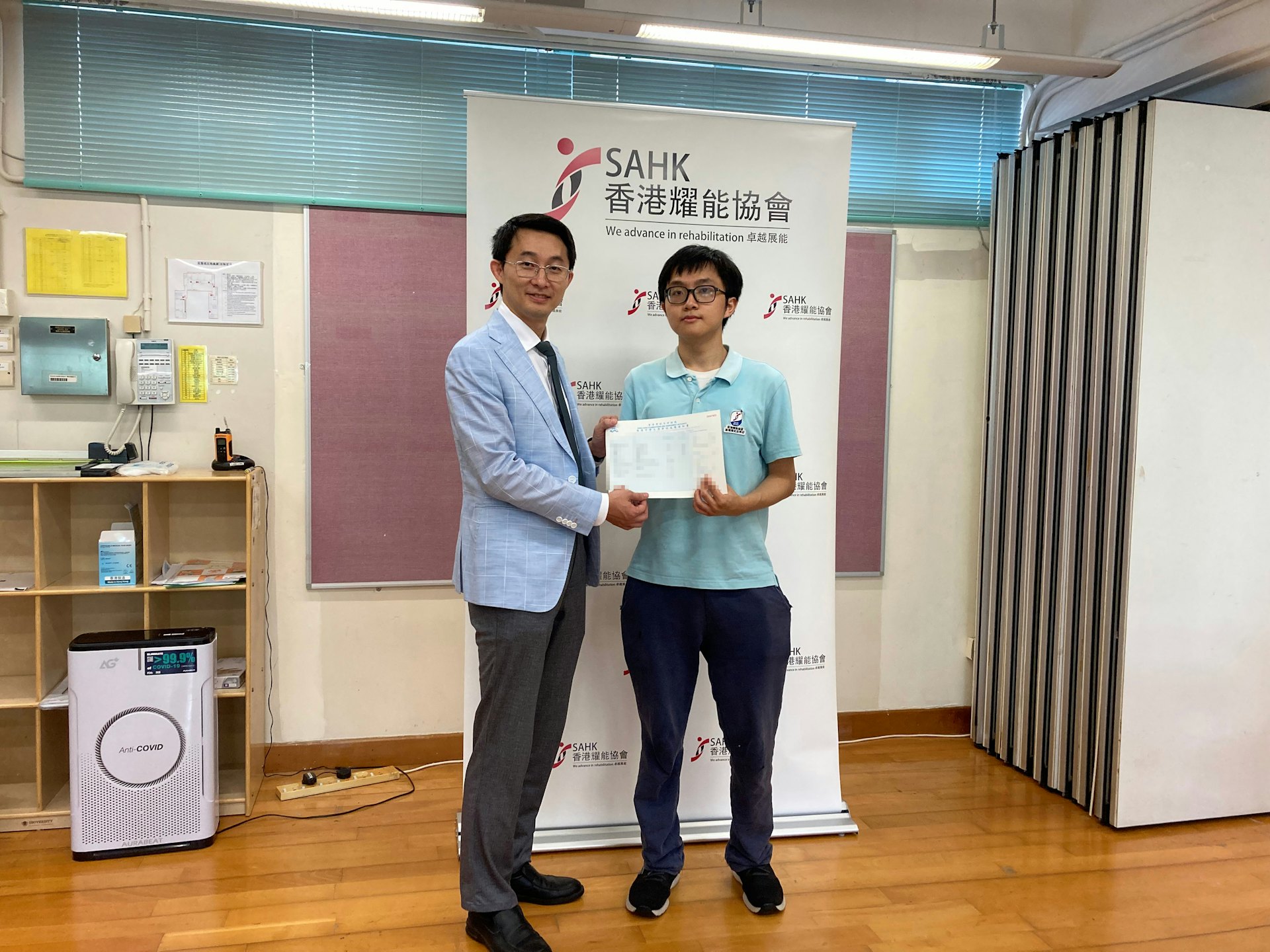 鄧俊榮(右)期望將來在設計行業大展拳腳。(香港耀能協會提供圖片) 鄧俊榮(右)期望將來在設計行業大展拳腳。(香港耀能協會提供圖片)