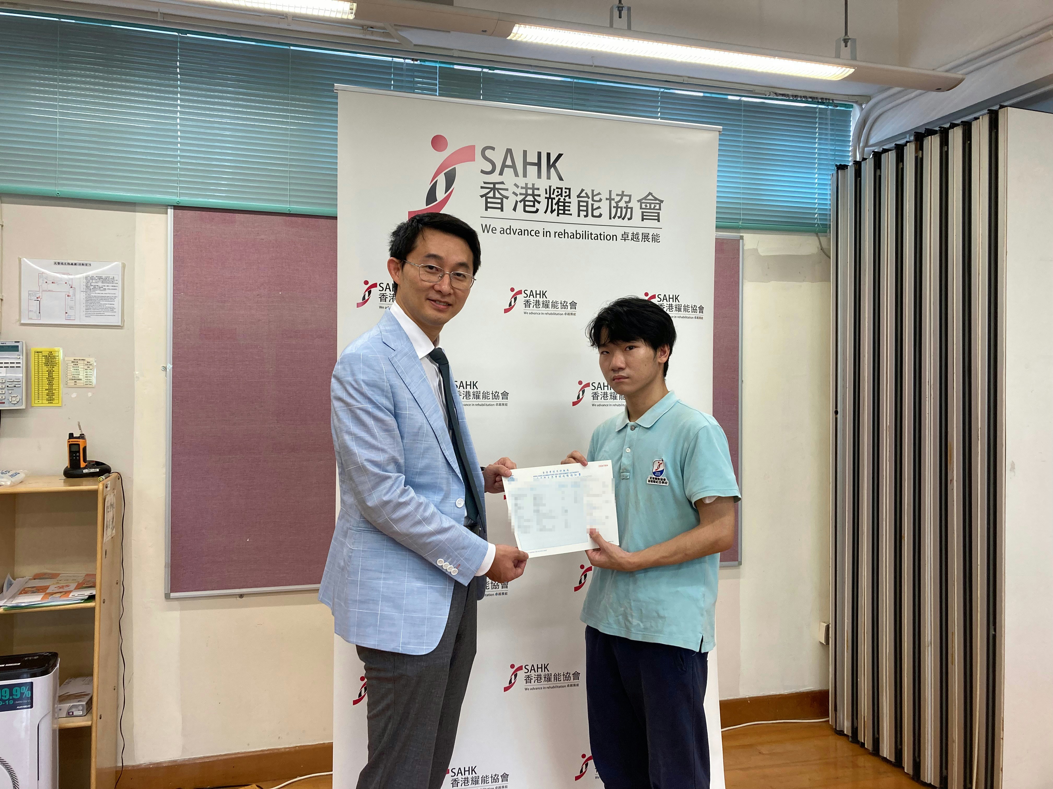 陳子明（右）希望投身特殊幼兒教育行業，幫助致多小孩。（香港耀能協會提供圖片）