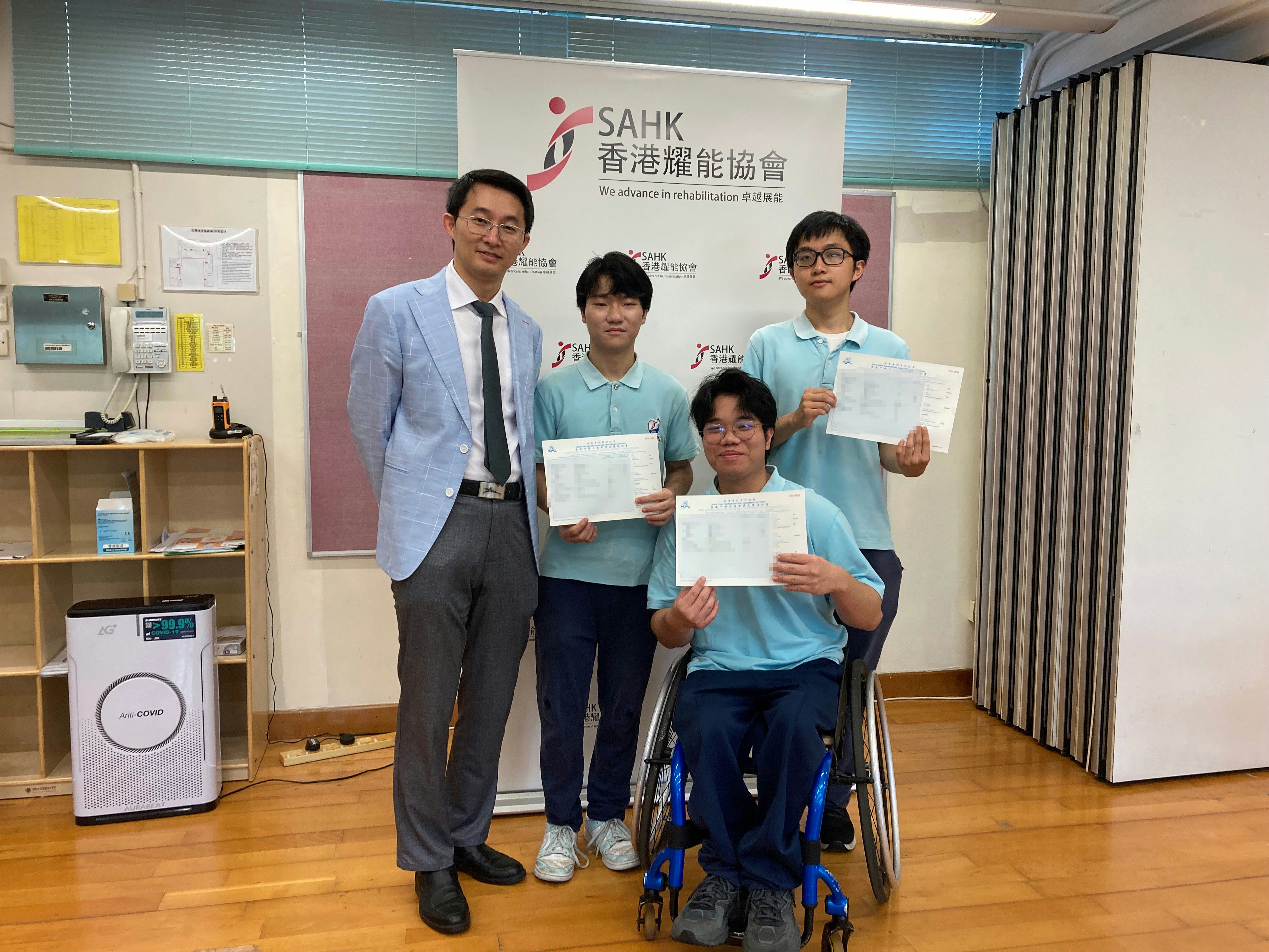 香港耀能協會高福耀紀念學校校長施家祺（左一）指，學生付出的努力遠超常人所能想像，他們早已淬鍊出堅韌不拔的意志，坦然面對得失，從容走過風雨。（香港耀能協會提供圖片）