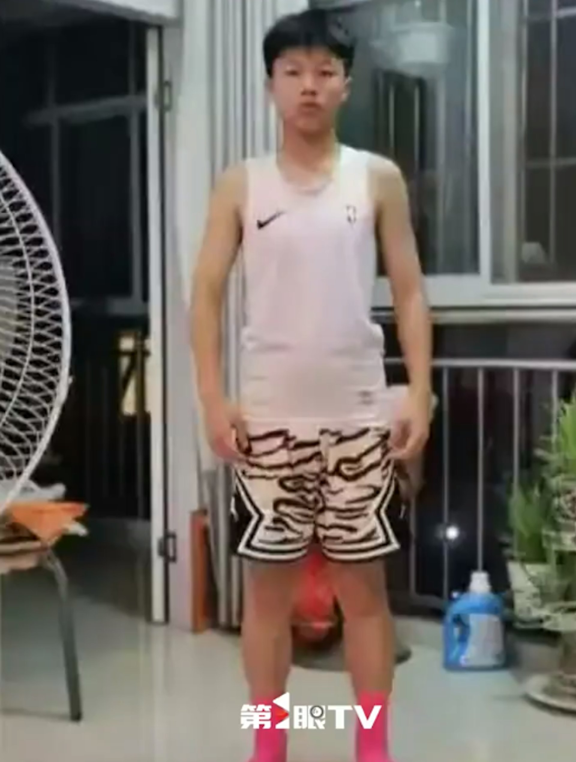 其中一名高中生。(影片截圖) 其中一名高中生。(影片截圖)