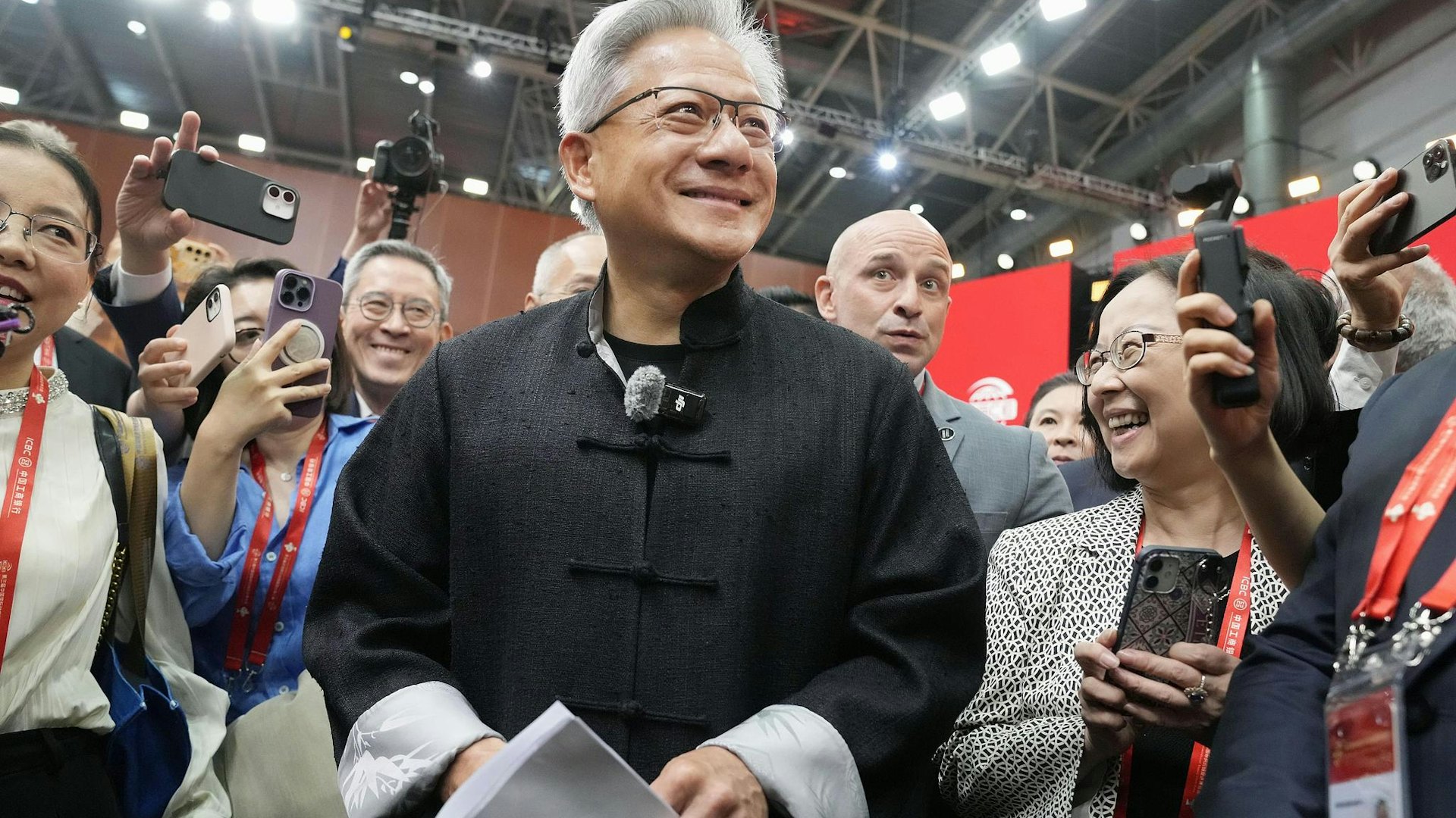 黃仁勳訪華談中美晶片、AI:5成頂尖人才在中國 電車是全球驚喜
