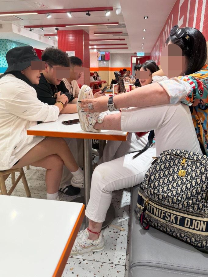 有網民在餐廳目擊疑有內地女子將腳放在餐桌上以拍攝所穿的運動鞋。（Threads）