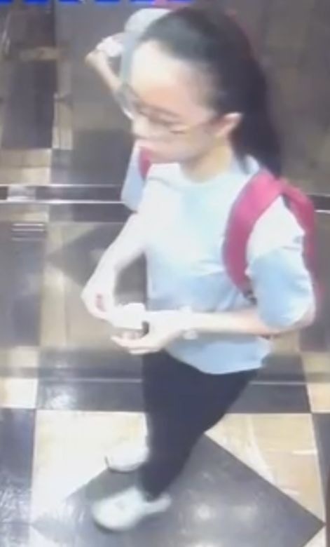 失蹤女子郭靄筠（18歲）最後露面時身穿淺藍色短袖上衣、黑色長褲、白色波鞋、戴黑框眼鏡及攜有一個紅色背包。（警方提供）