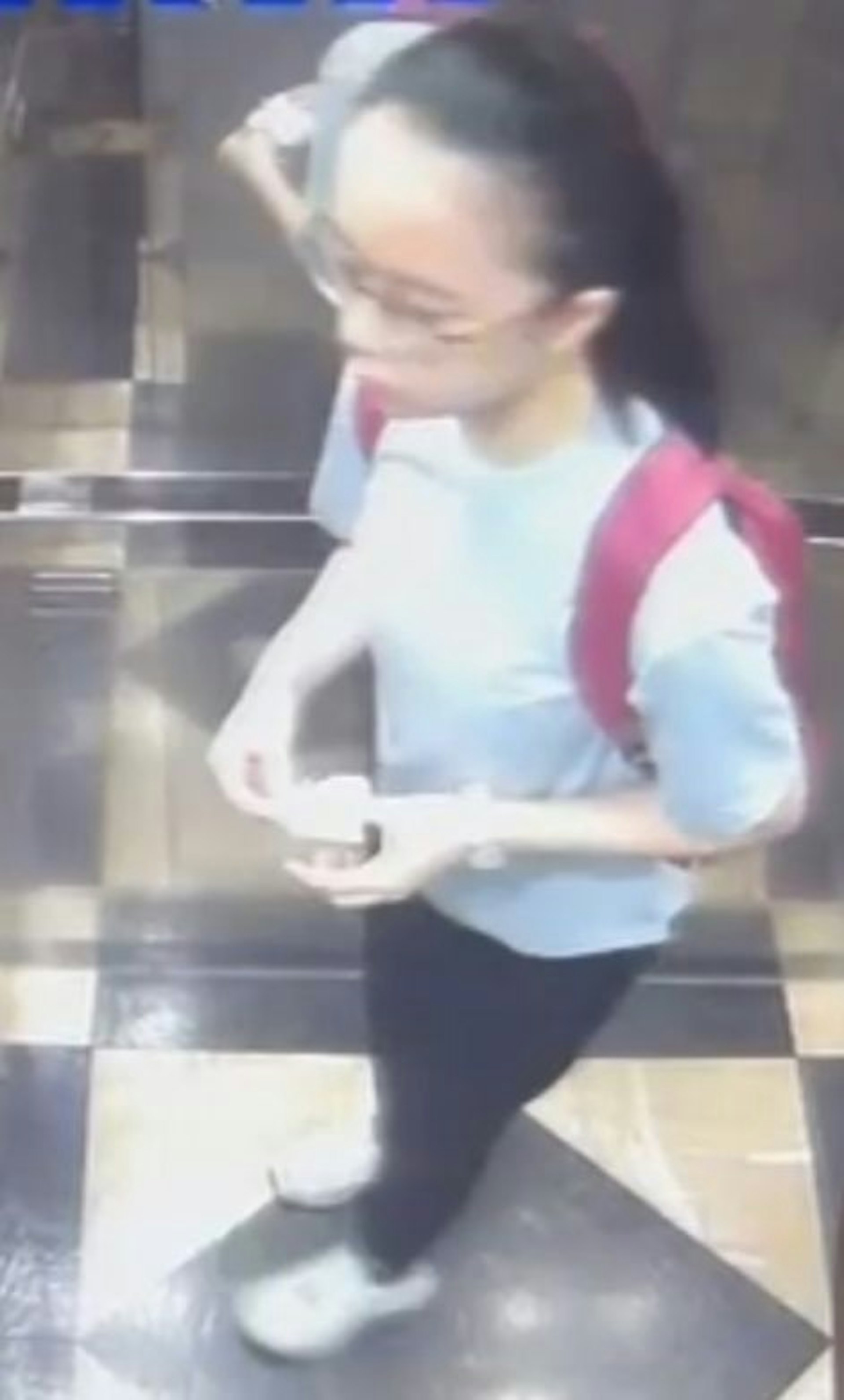 失蹤女子郭靄筠(18歲)最後露面時身穿淺藍色短袖上衣、黑色長褲、白色波鞋、戴黑框眼鏡及攜有一個紅色背包。(警方提供)