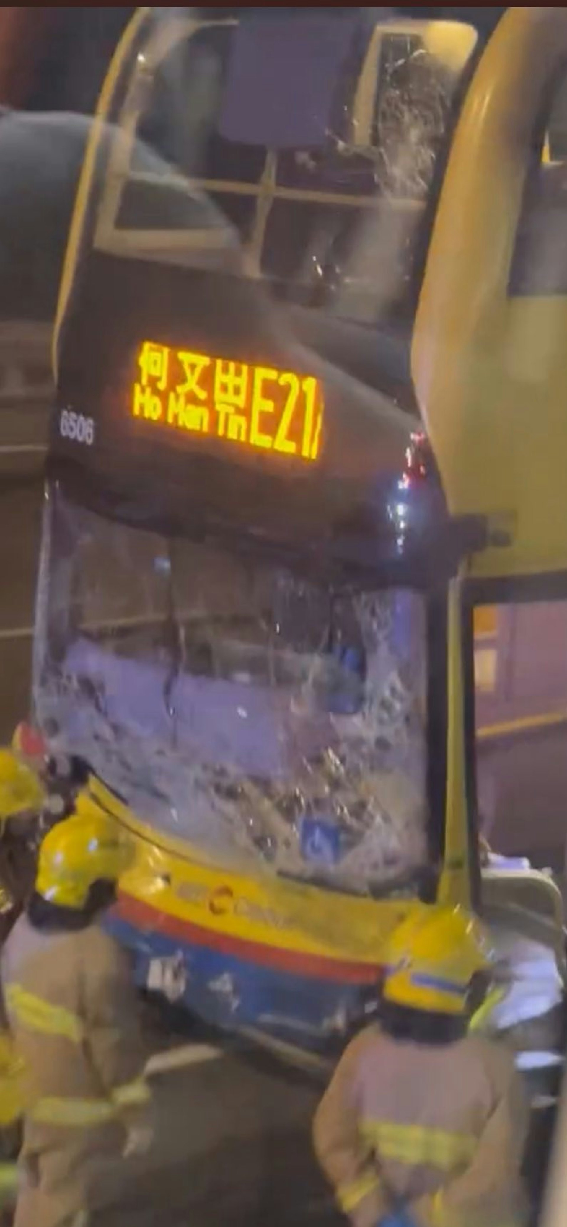 網上相片可見,涉事城巴車頭擋風玻璃嚴重損毀。( Facebook 是日快快-巴士即日相James Liu )