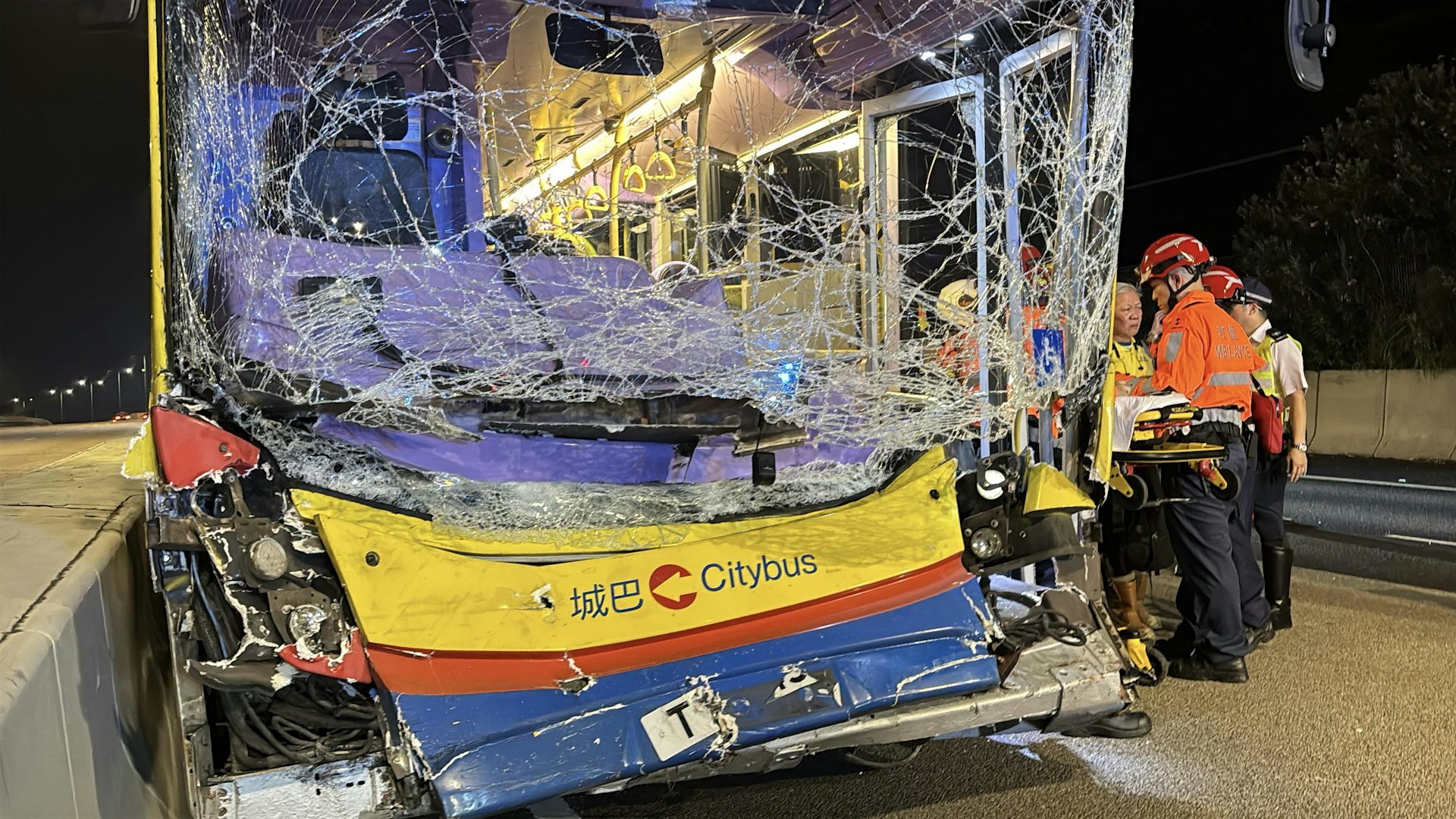 涉事為E21A線城巴,其車頭擋風玻璃嚴重損毀爆裂。(林振華攝)