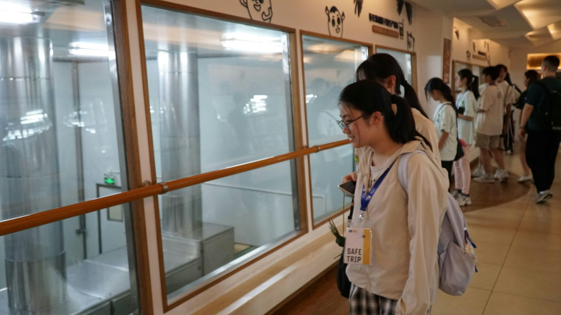 交流團安排學生參觀春光椰子觀光工廠,了解椰子製食品的生產過程。 交流團安排學生參觀春光椰子觀光工廠,了解椰子製食品的生產過程。