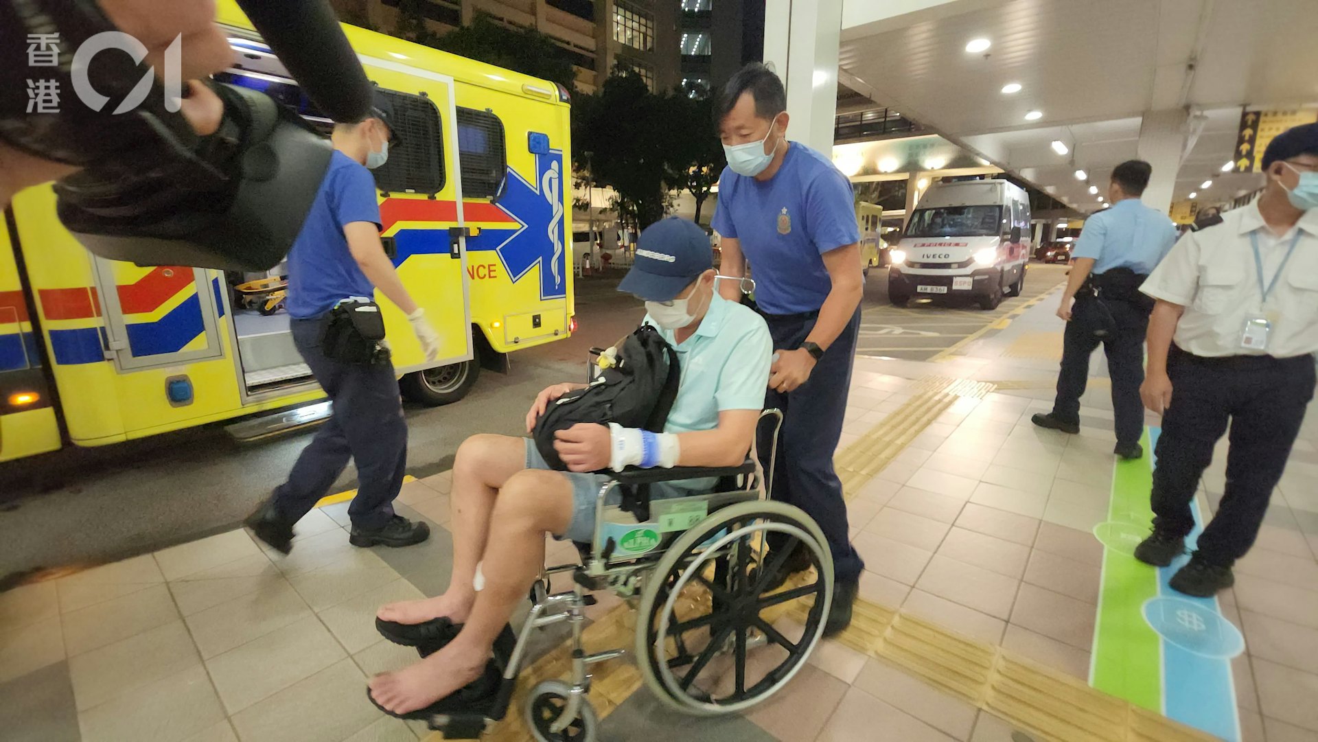 車禍傷者由救護車送院治理。