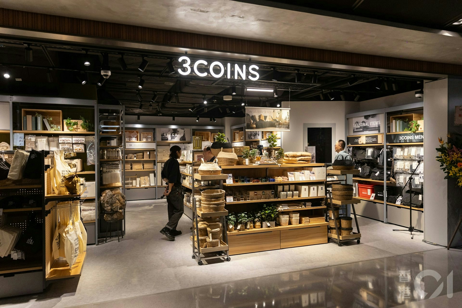 3COINS港首店開幕 深水埗客「唔睇價錢」掃貨 有市民帶愛犬購物