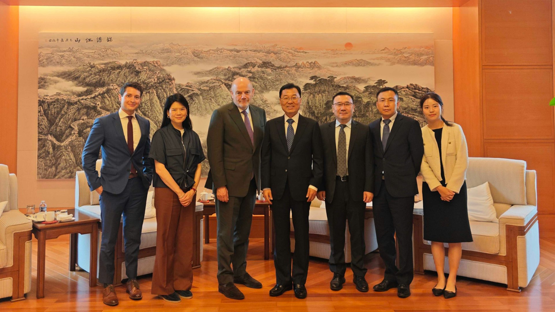 2025年7月17日,中国驻美国大使谢锋会见美国有线电视新闻网(CNN)总裁兼行政总裁汤普森(Mark Thompson)。 (中国驻美大使馆)