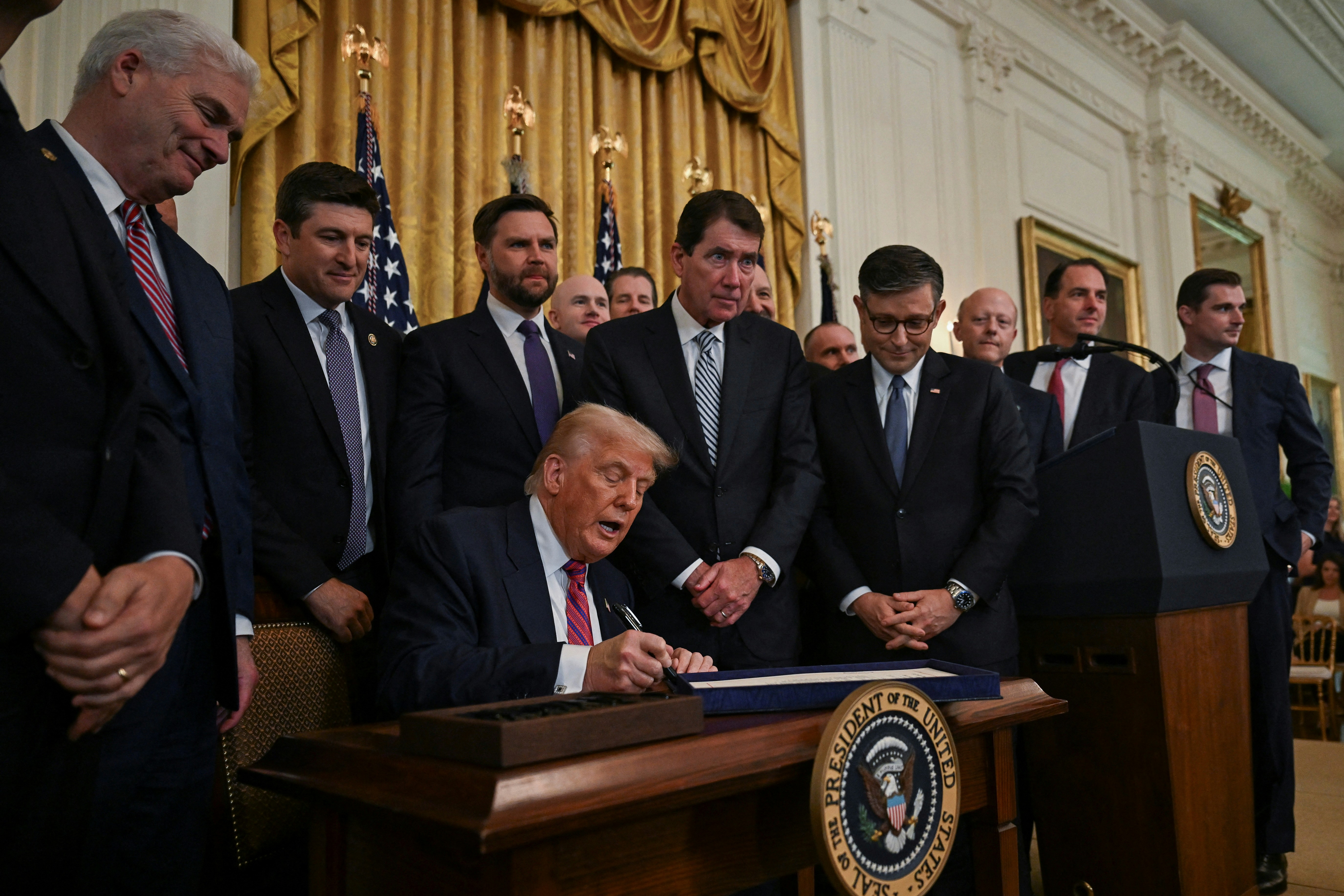 特朗普上任半年：這樣的神造得未免有點太「膠」了！