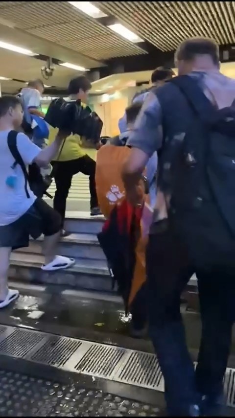韋帕│8號風球打工仔趕搭港鐵頭班車影片瘋傳！網民：感謝默默付出