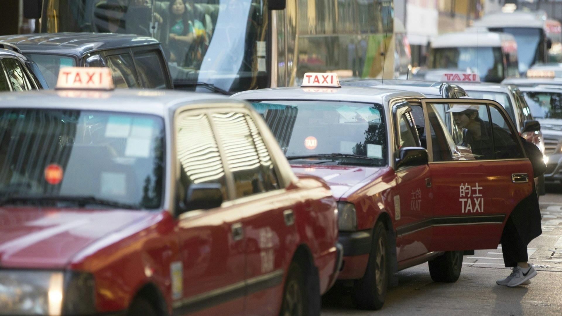 網民爭議的士打風加價是否合理。(資料圖片)