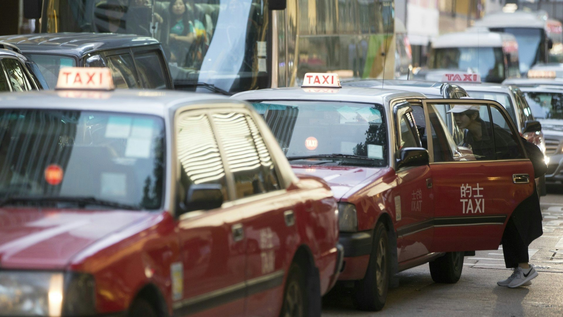 網民爭議的士打風加價是否合理。(資料圖片)