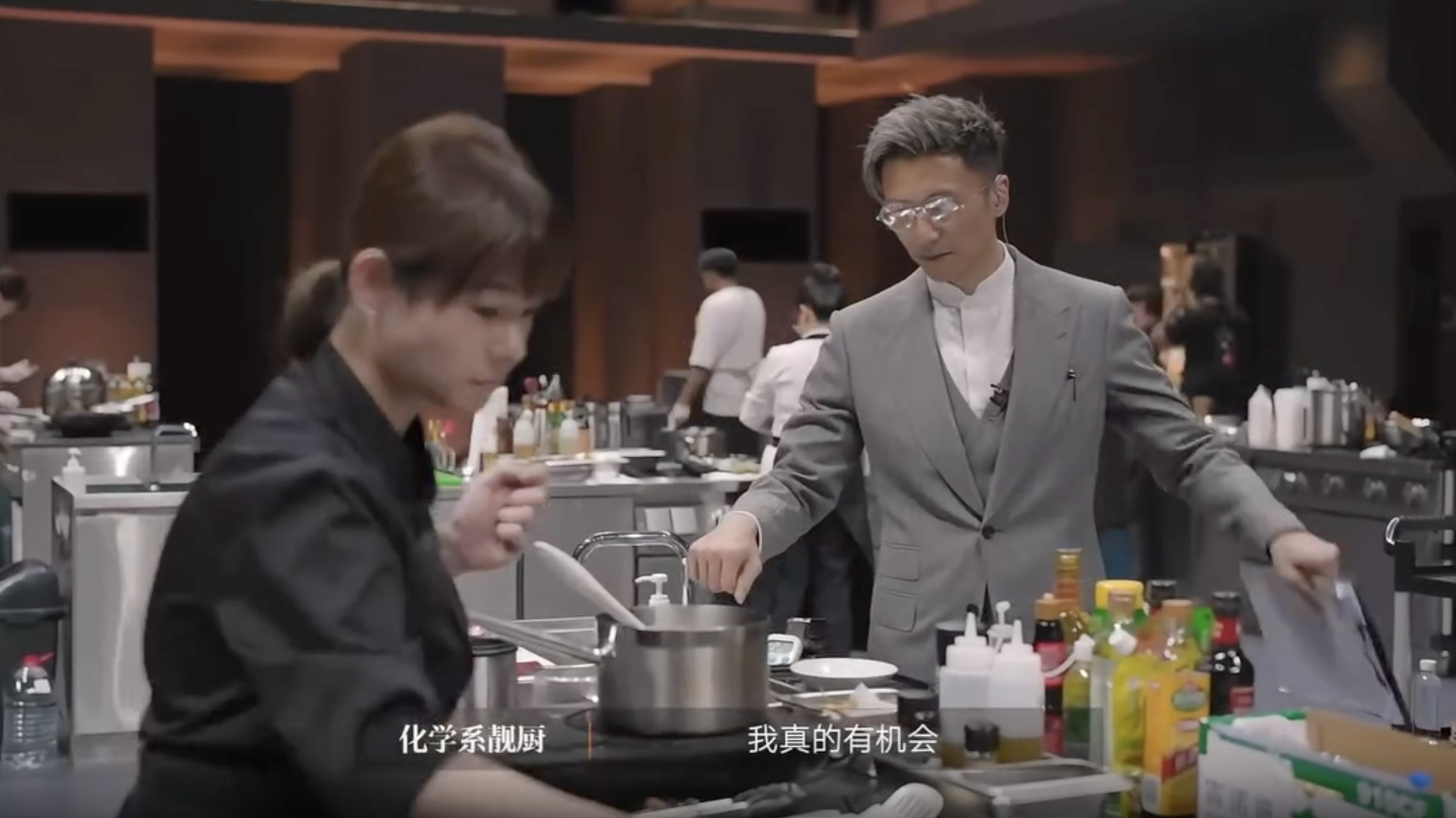 霆鋒試食香港代表「化學系靚廚」的醬汁。（節目畫面）