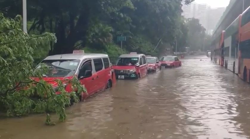 韋帕颱風|的士泊街遇水浸變「水上的士」 網民:8號都唔入停車場