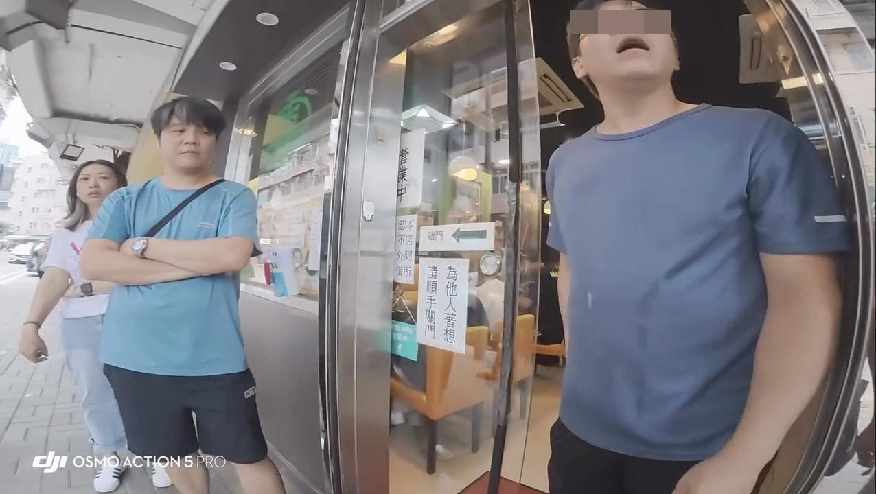 雙方在門口爭執。（Facebook群組「KeeTa外賣關注組」）