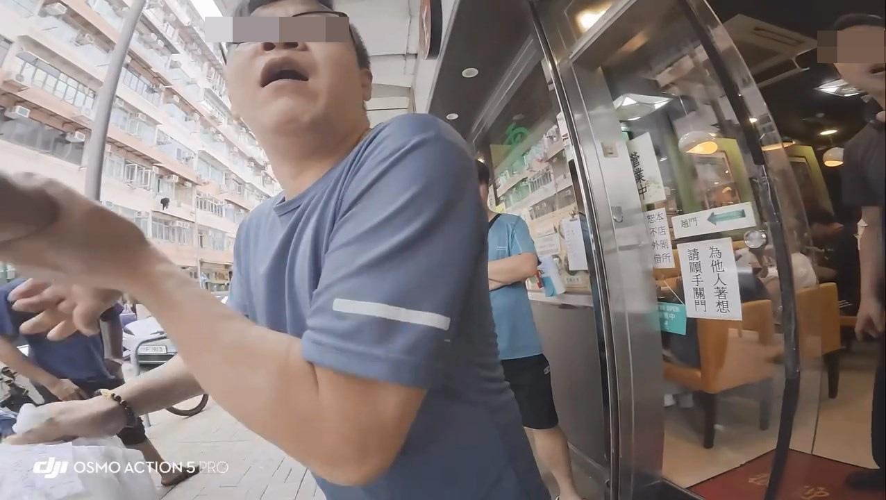疑似店主怒吼「你放X低唔好X攞啊」，隨後更搶走外賣走回店內。（Facebook群組「KeeTa外賣關注組」）
