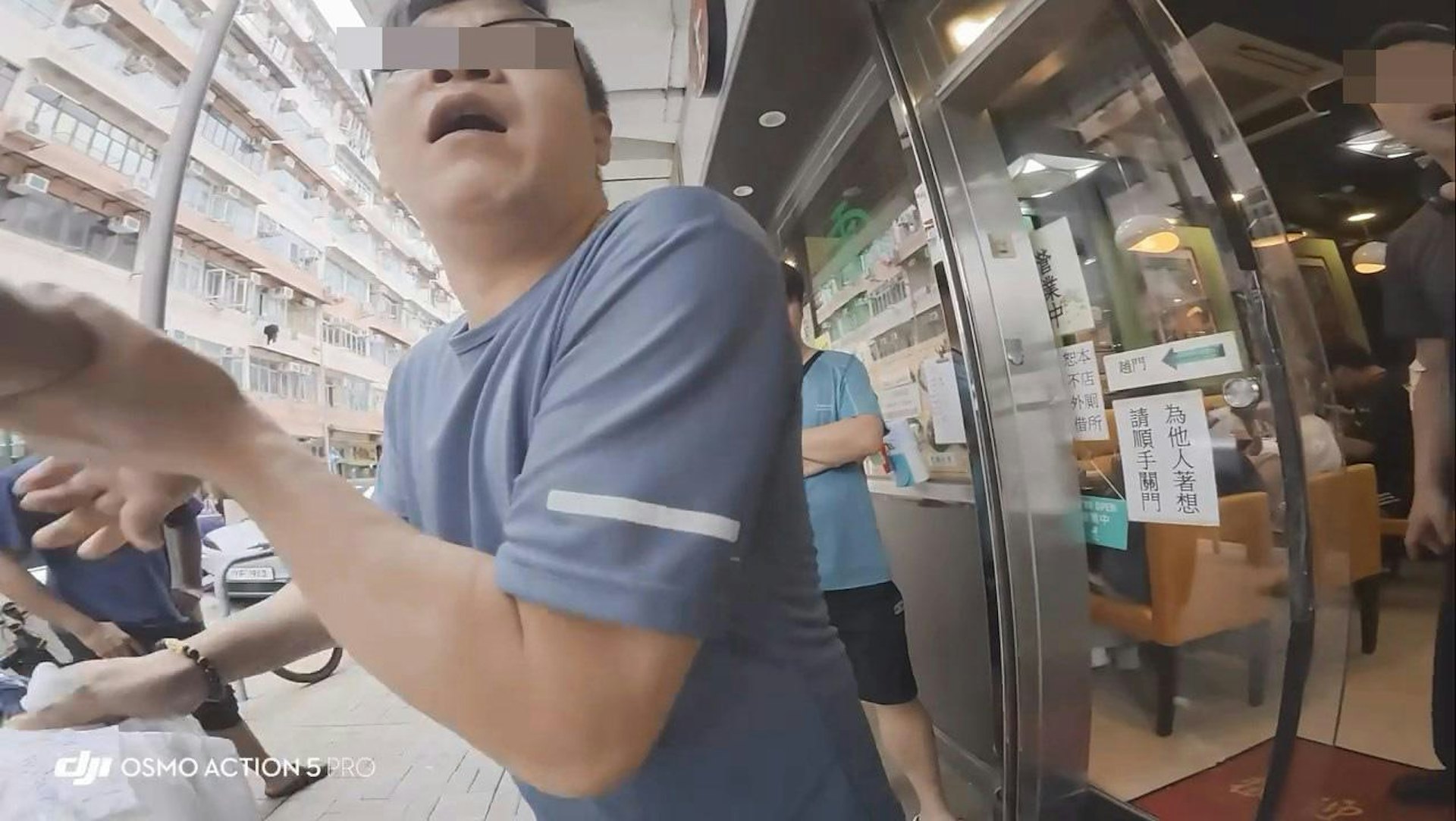 疑似店主怒吼「你放X低唔好X攞啊」,隨後更搶走外賣走回店內。(Facebook群組「KeeTa外賣關注組」)