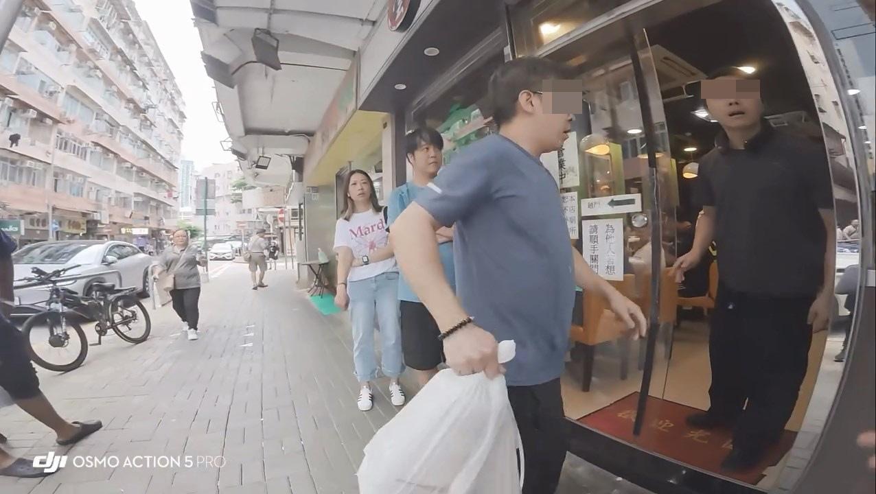 疑似店主怒吼「你放X低唔好X攞啊」，隨後更搶走外賣走回店內。（Facebook群組「KeeTa外賣關注組」）