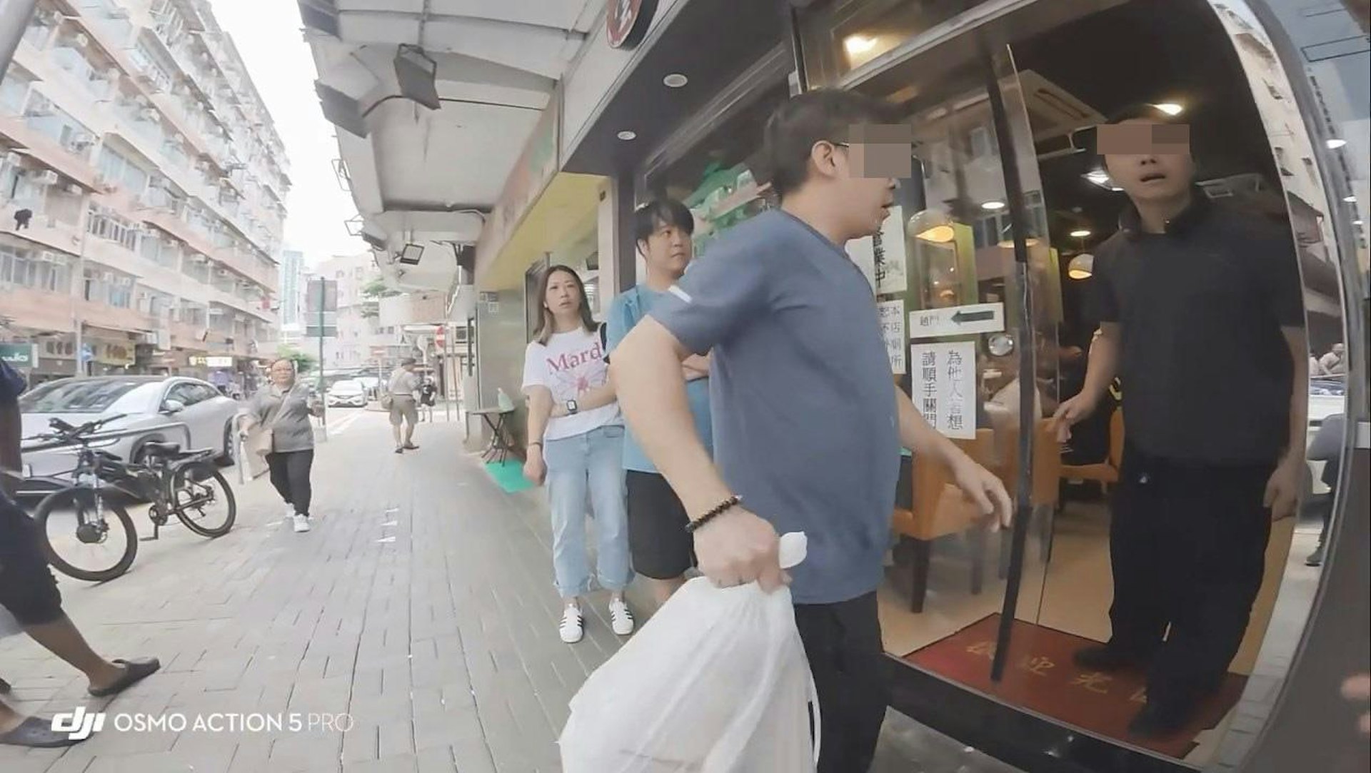 疑似店主怒吼「你放X低唔好X攞啊」,隨後更搶走外賣走回店內。(Facebook群組「KeeTa外賣關注組」)