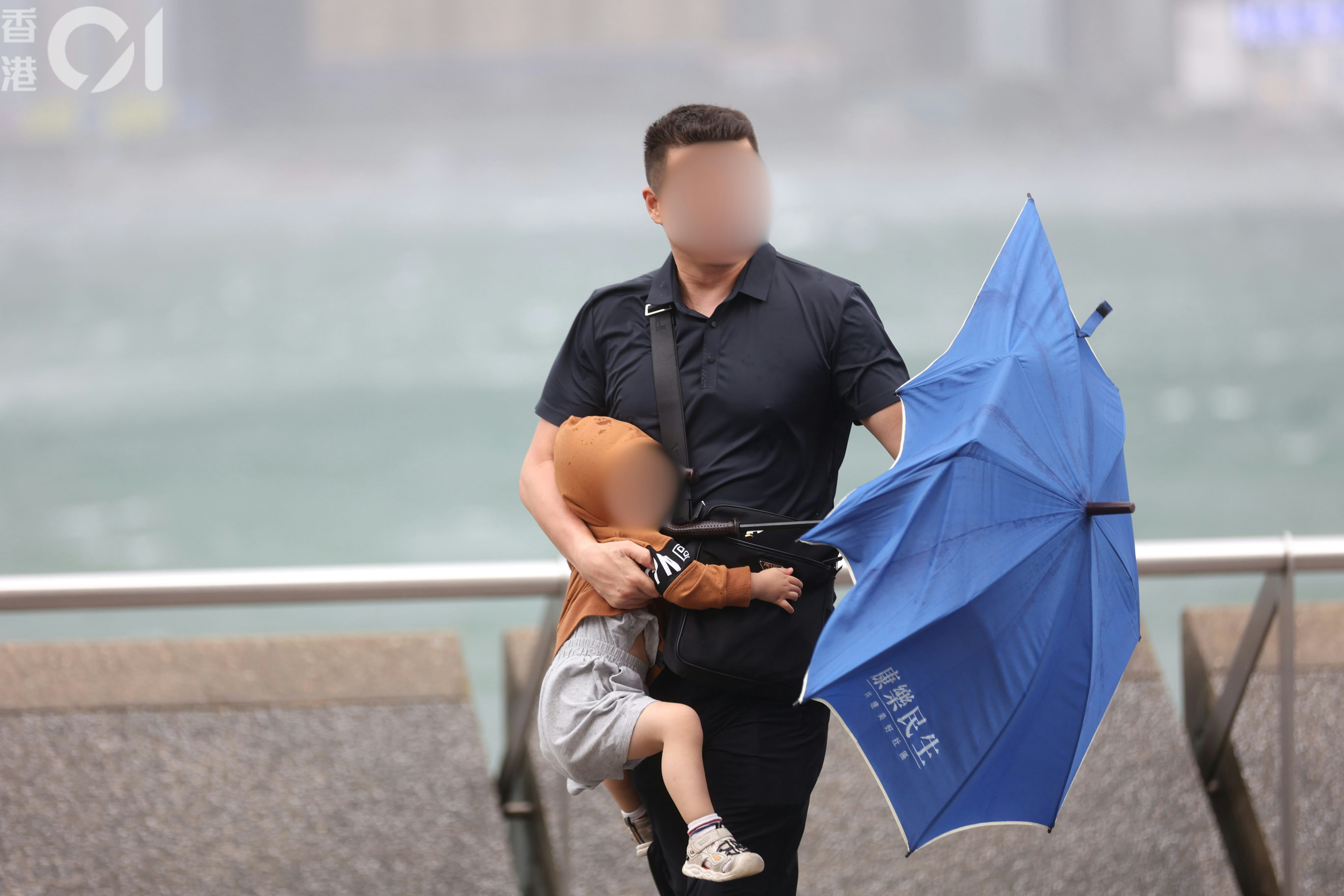 韋帕10號風球|家長帶子女追風犯法? 大律師:可構成虐兒罪