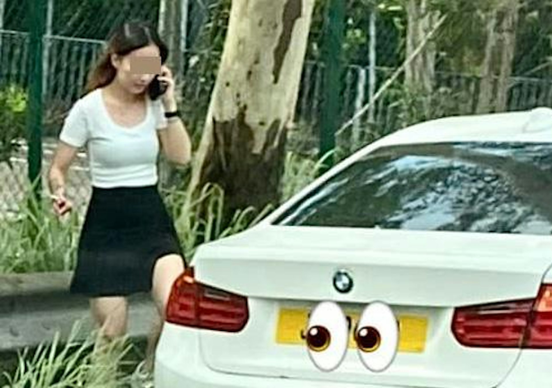 元朗新田公路附近有壞車「需要幫手」,網民紛紛關注壞車旁邊站立的美女司機。(Facebook群組「車cam L(香港群組)」)