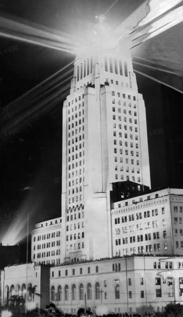 胡佛大壩向洛杉磯送電當天，該市舉辦了空前盛大的慶祝活動。（觀察者網）