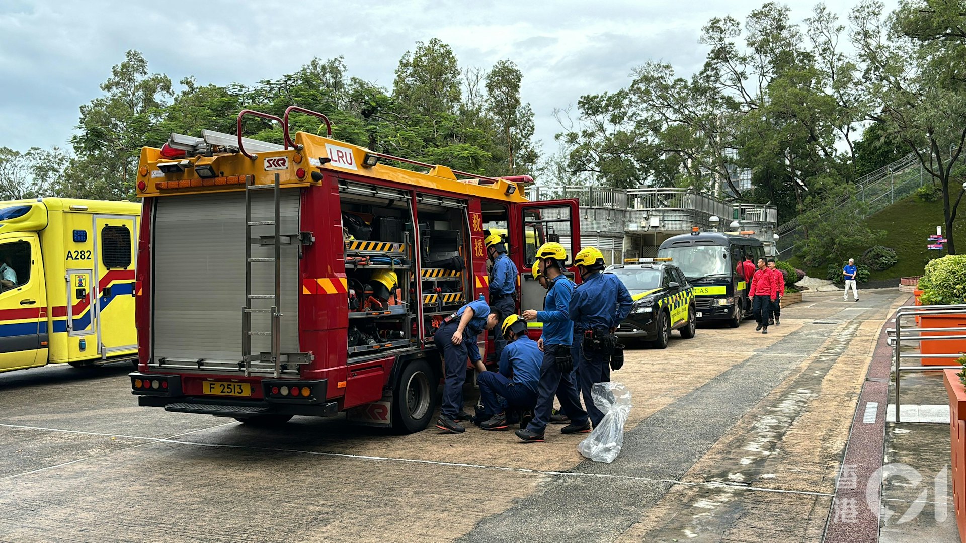 今日(23日)早上,救援人員在獅子山郊野公園集合,再次登山找尋失蹤少女郭靄筠。(馬耀文攝)
