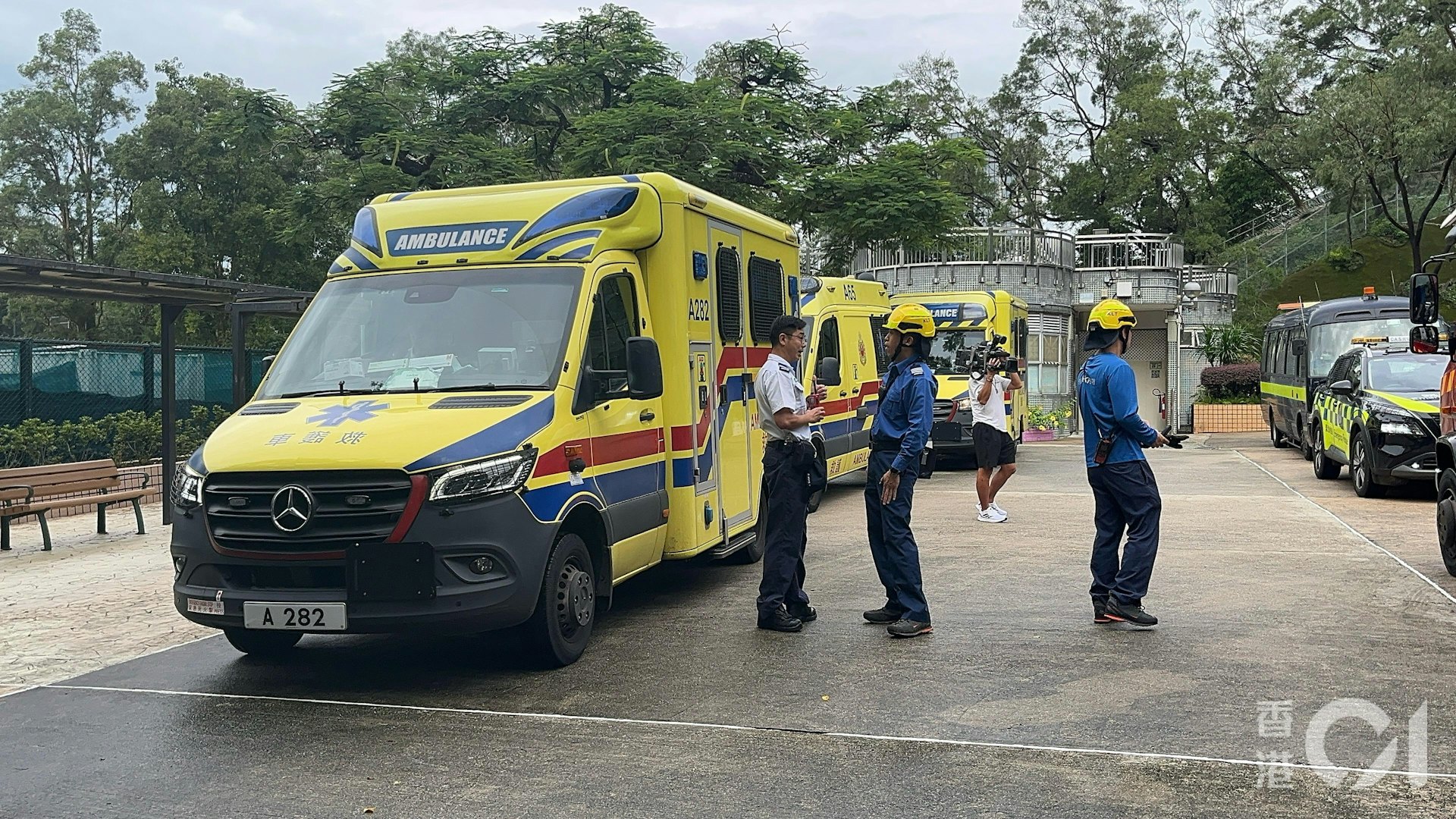 消防及民安隊到獅子山協助搜索。(蘇樂瑤攝)