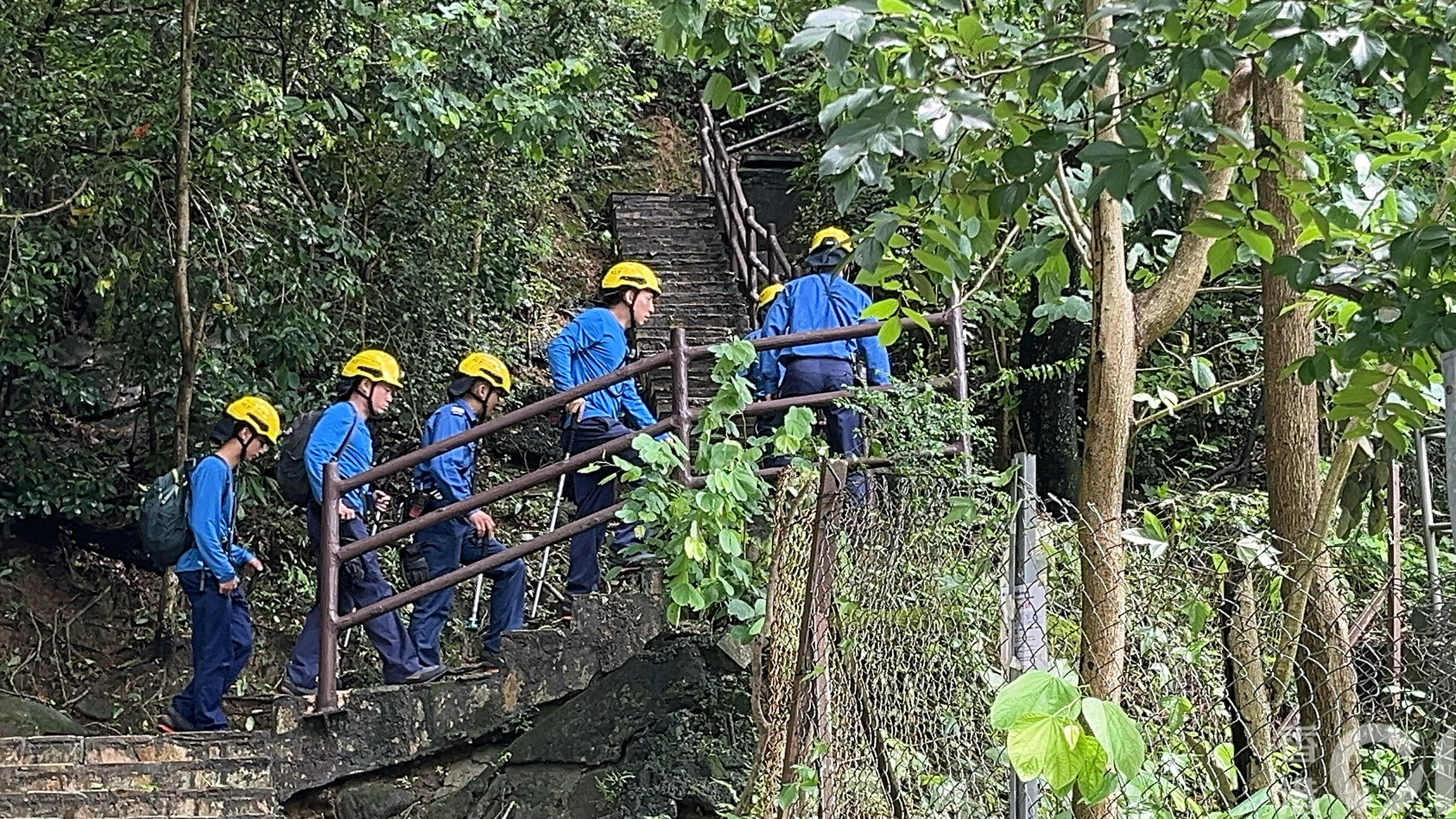 今日（23日）早上救援人員登獅子山搜尋。（蘇樂瑤攝）