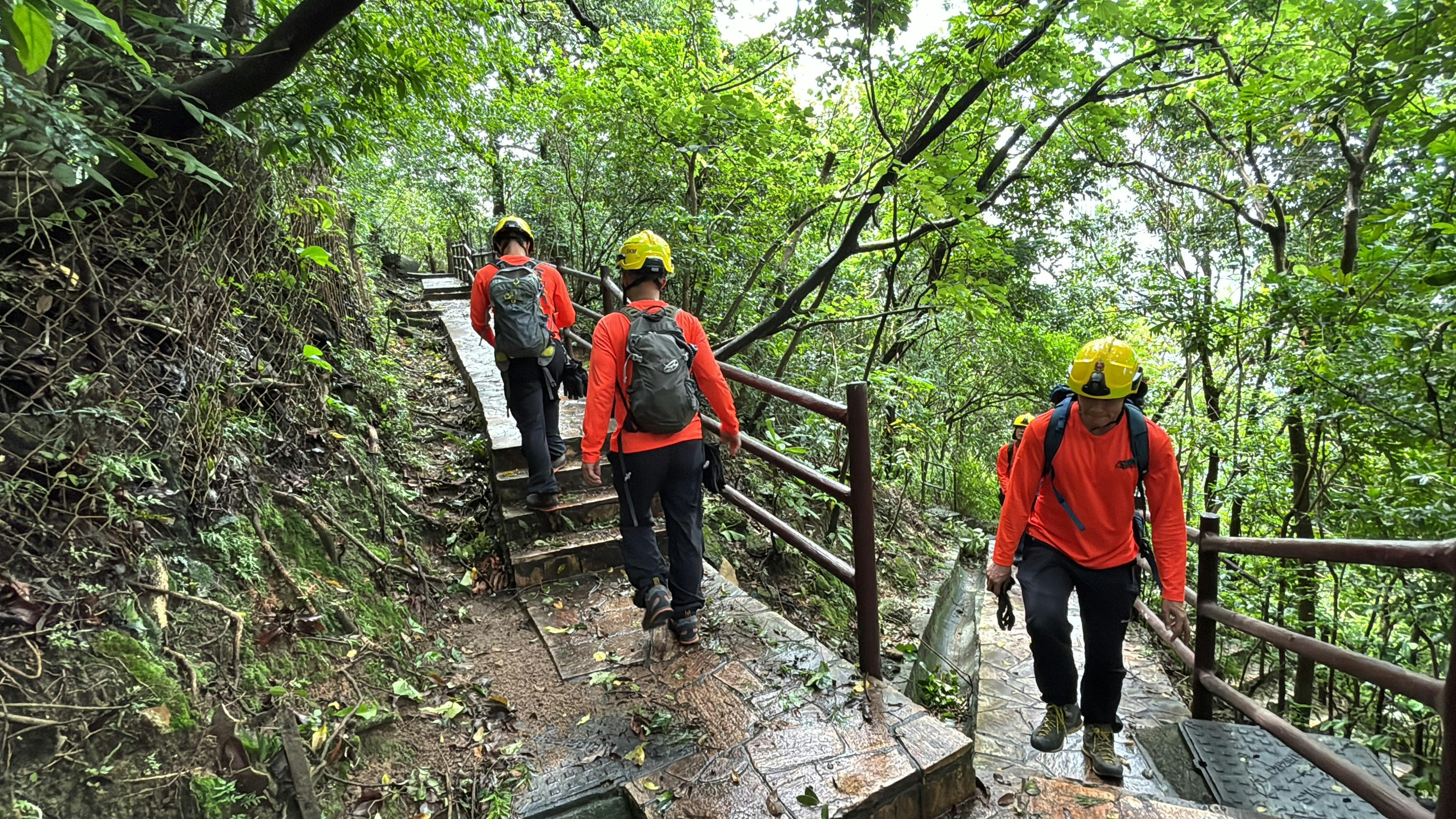 救援人員登獅子山搜索失蹤少女。（馬耀文攝）