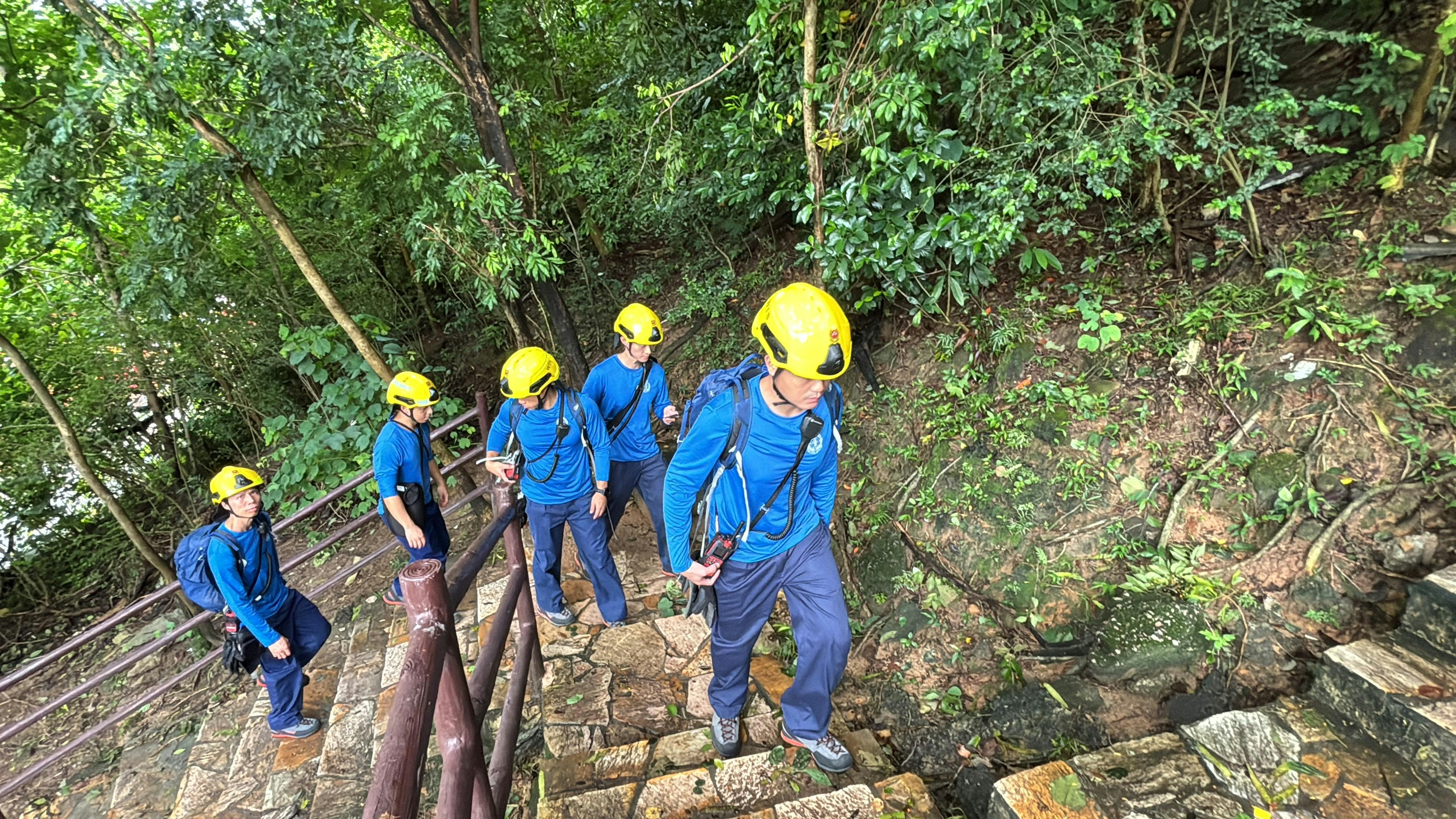 救援人員登獅子山搜索失蹤少女。（馬耀文攝）