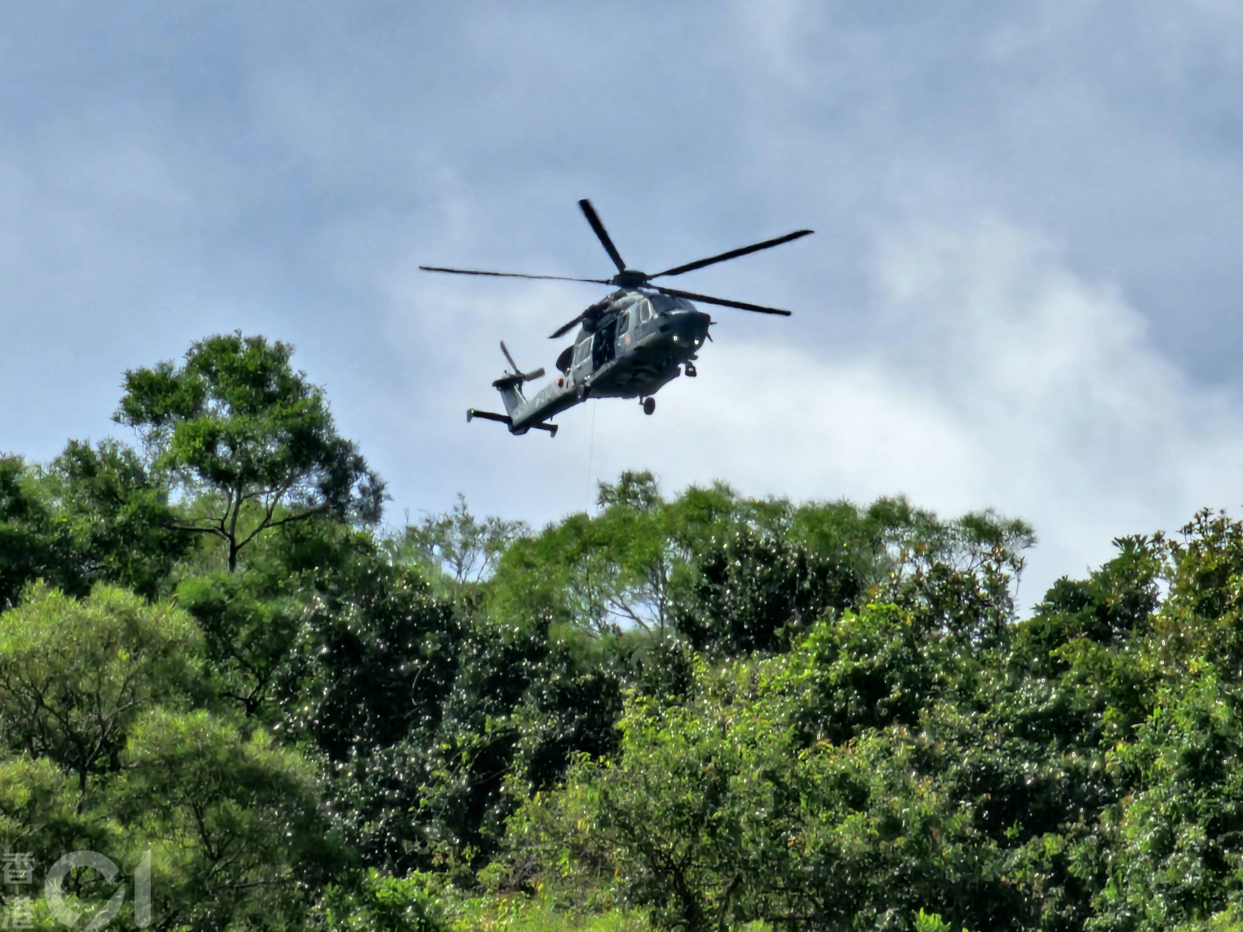 事主遺體由直升機吊走。（梁偉權攝）