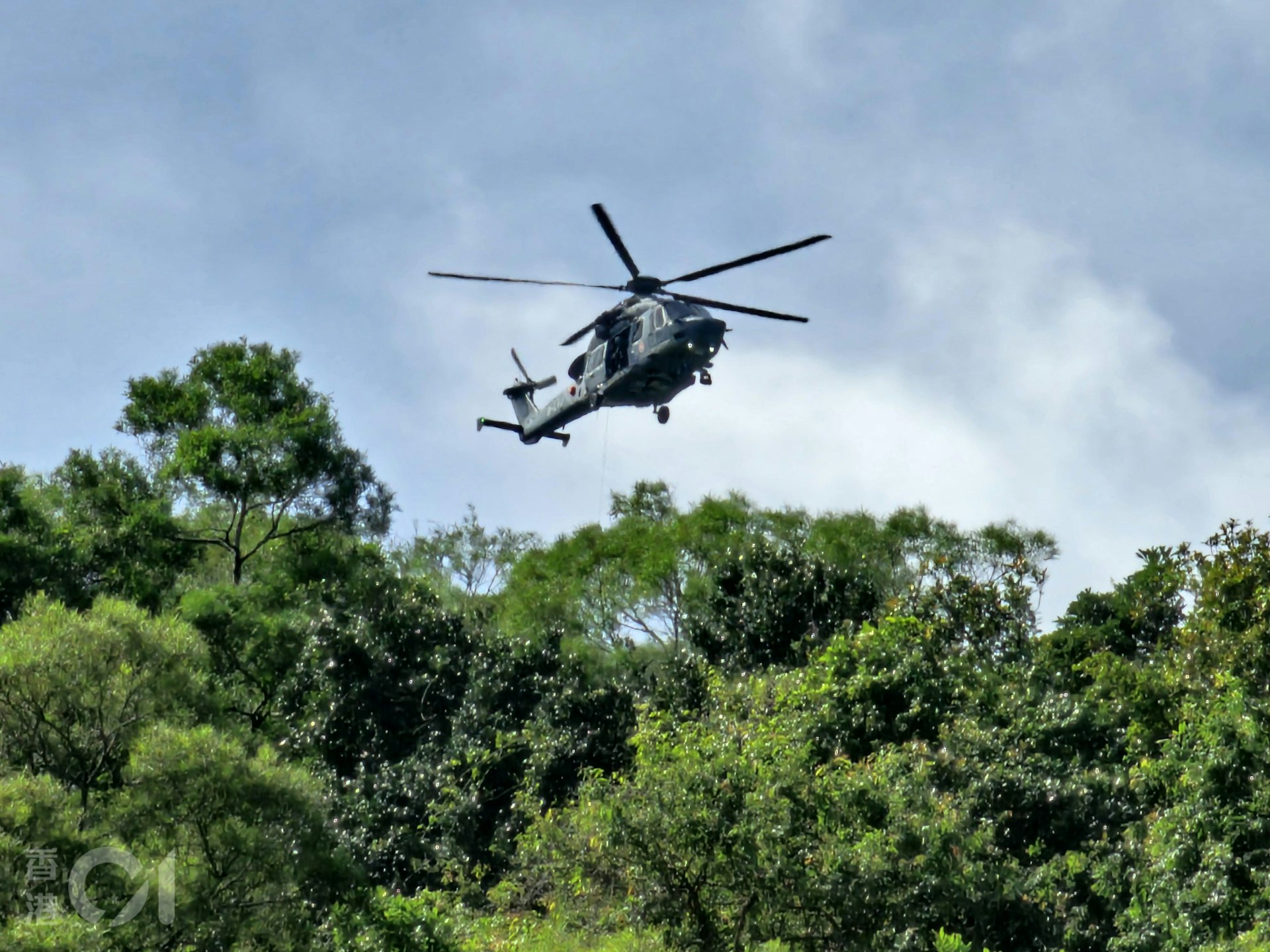 事主遺體由直升機吊走。(梁偉權攝)