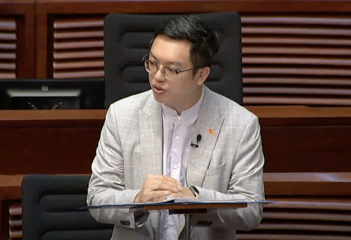 勞工及福利局副局長何啟明表示，希望市民理解問卷中某些選項存在難處，技術性難題不容易突破。（資料圖片 / 立法會直播）