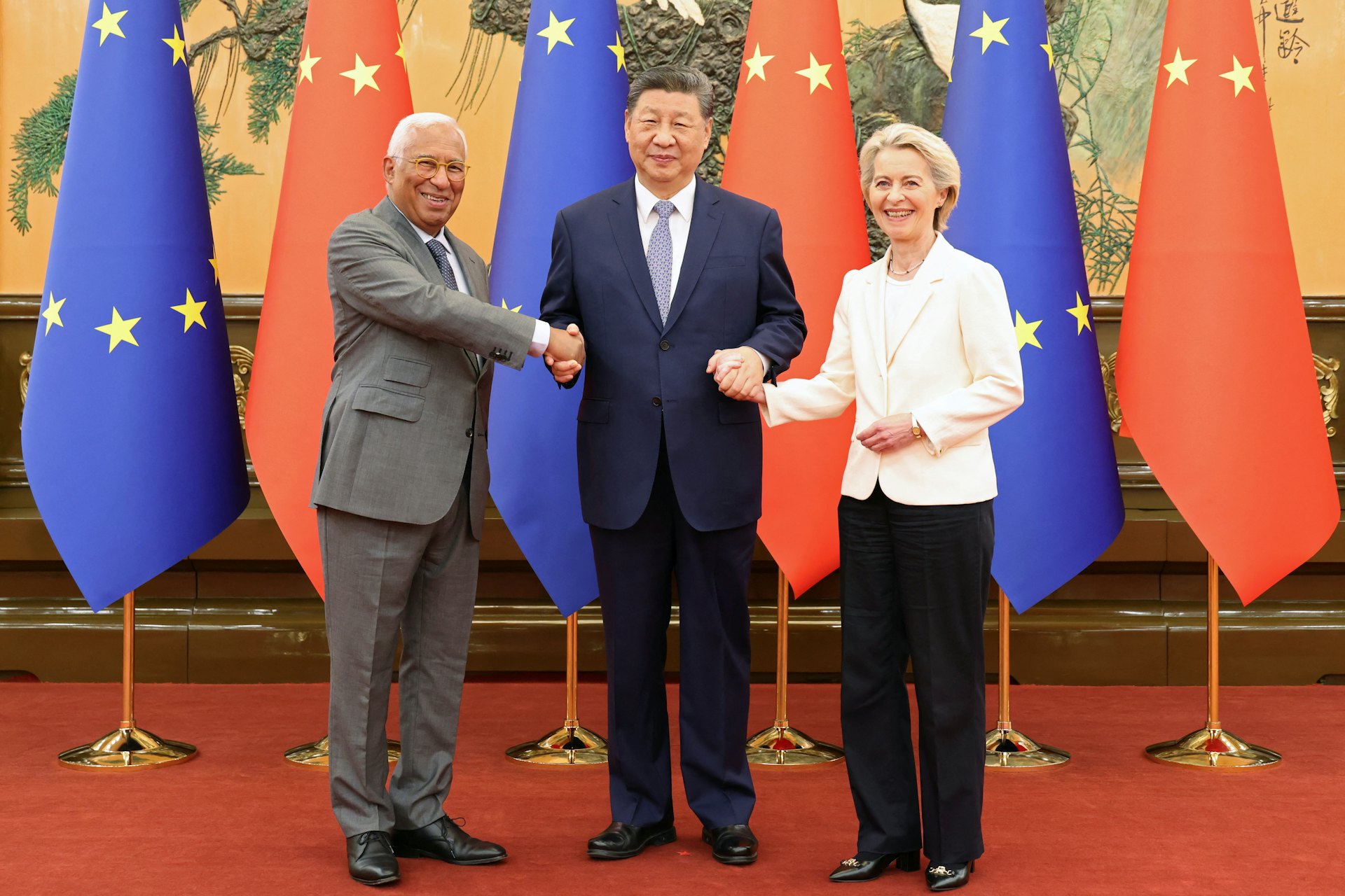 2025年7月24日,中國國家主席習近平在北京人民大會堂與歐盟理事會主席科斯塔(António Costa)和歐盟委員會主席烏爾馮德萊恩(António Costa)握手。