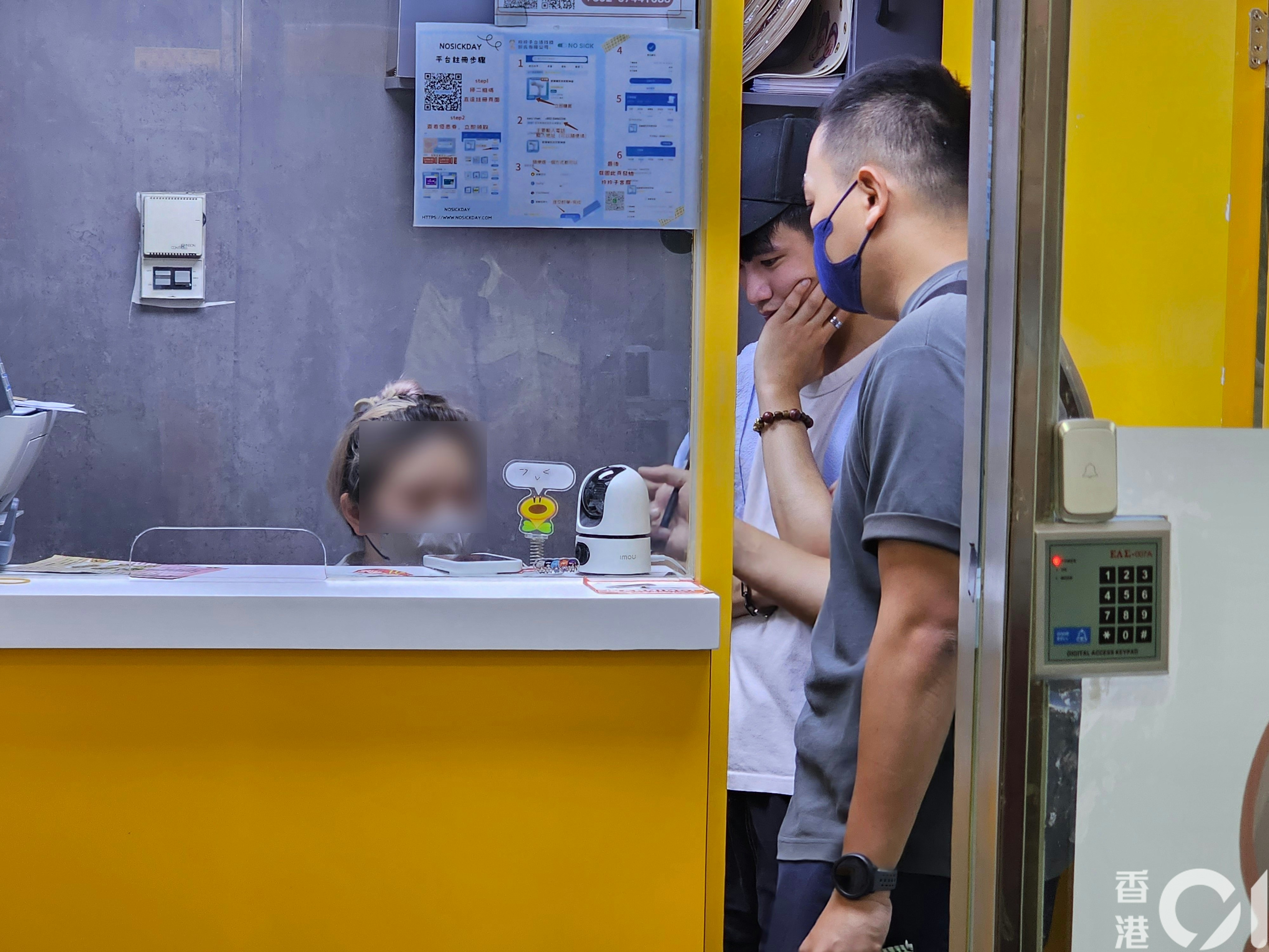 找換店女職員協助調查。（梁偉權攝）