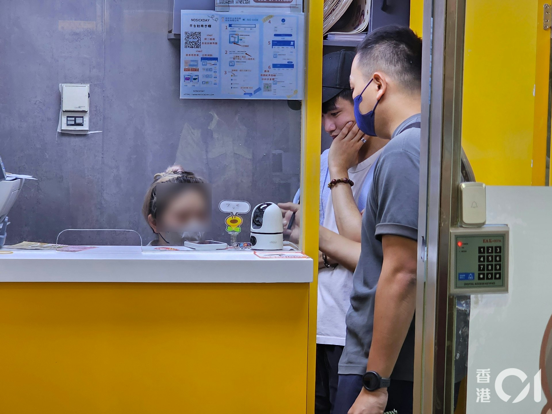 找換店女職員協助調查。(梁偉權攝) 找換店女職員協助調查。(梁偉權攝)