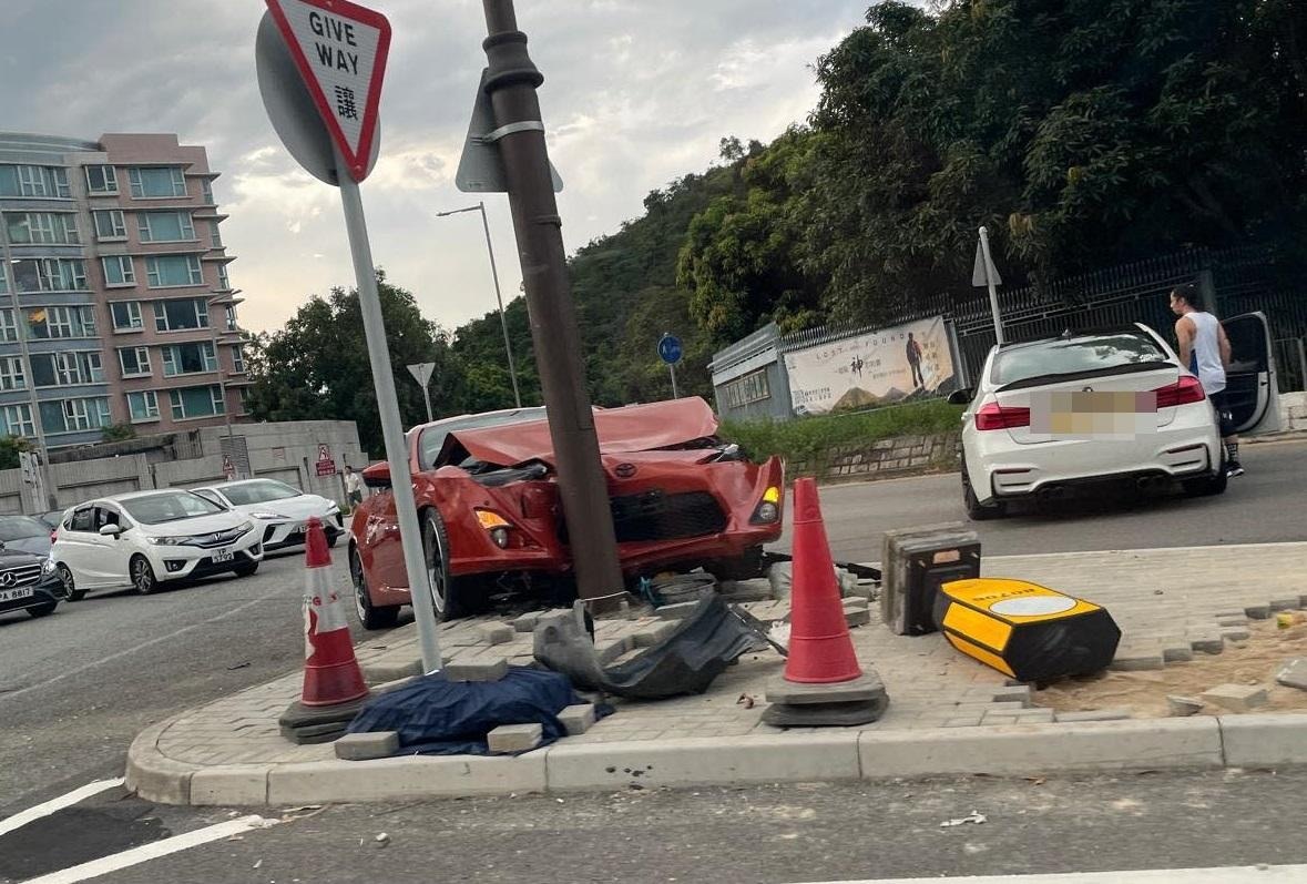 馬鞍山西沙路兩私家車相撞 一車直撞燈柱車頭變形