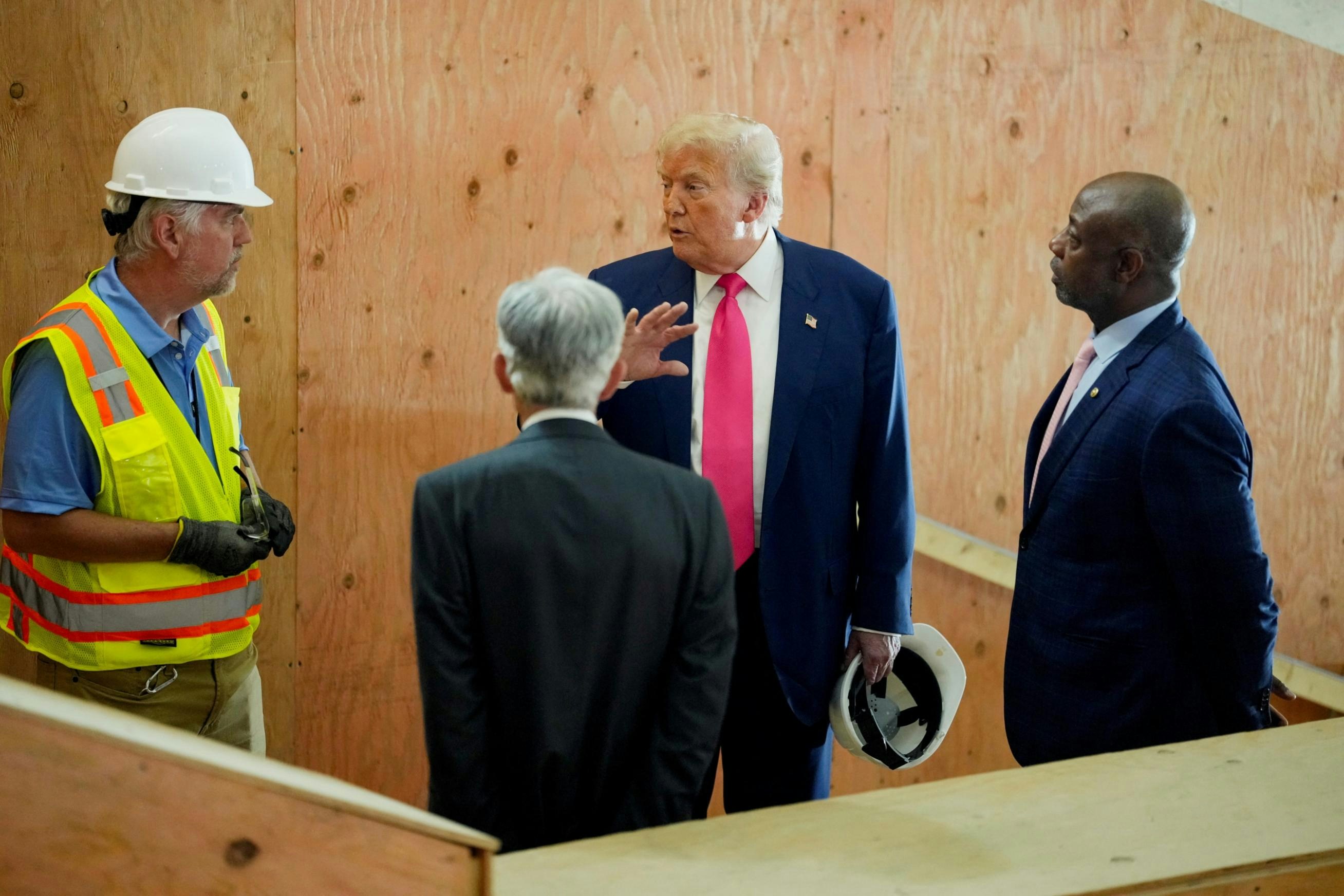2025年7月24日，美国总统特朗普（Donald Trump）到正进行翻修的联储局视察，联储局主席鲍威尔（Jerome Powell）同行。 （Reuters）