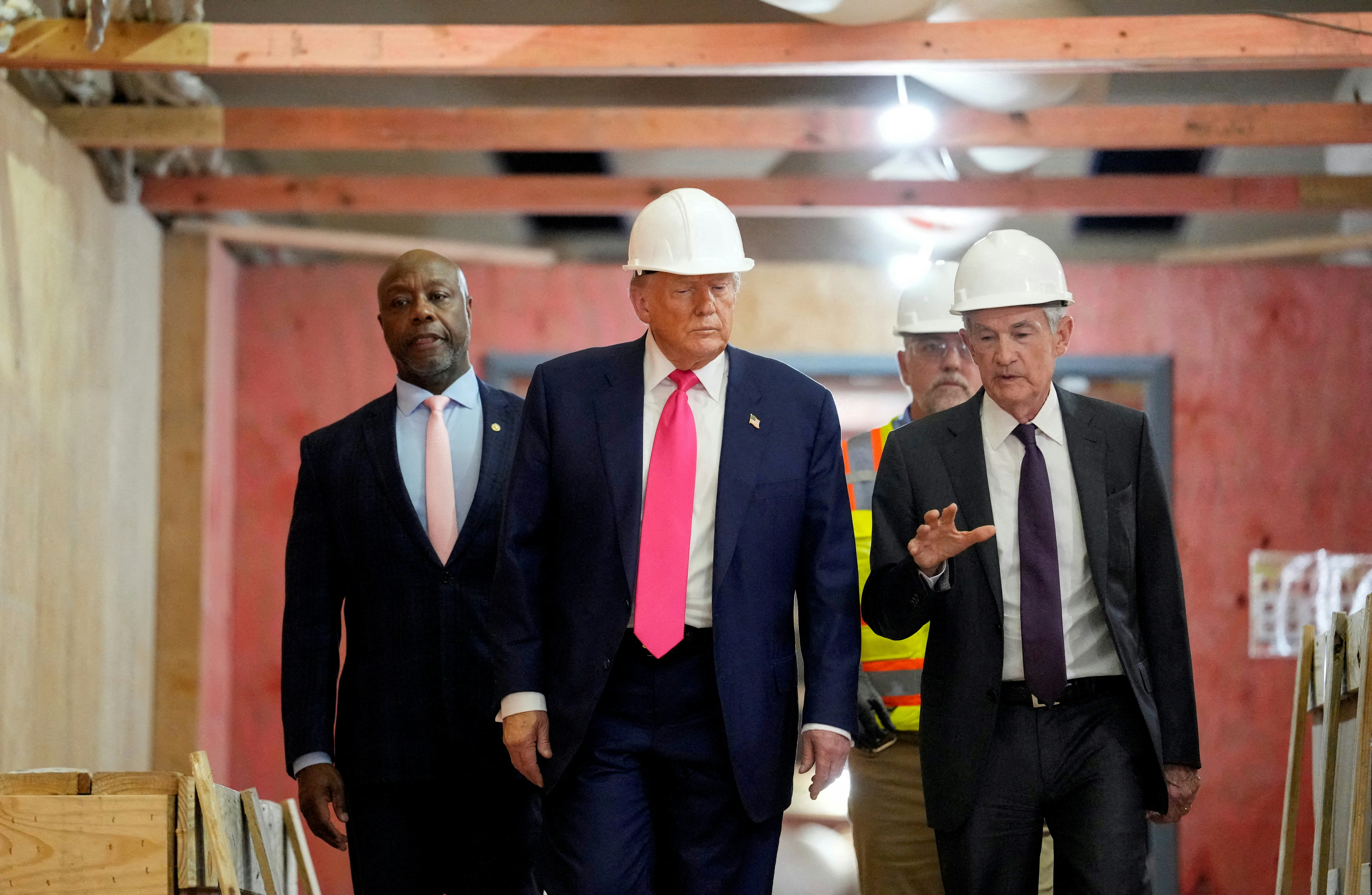 2025724գͳգDonald Trumpз޵Ӳ죬ϯJerome PowellͬС Reuters