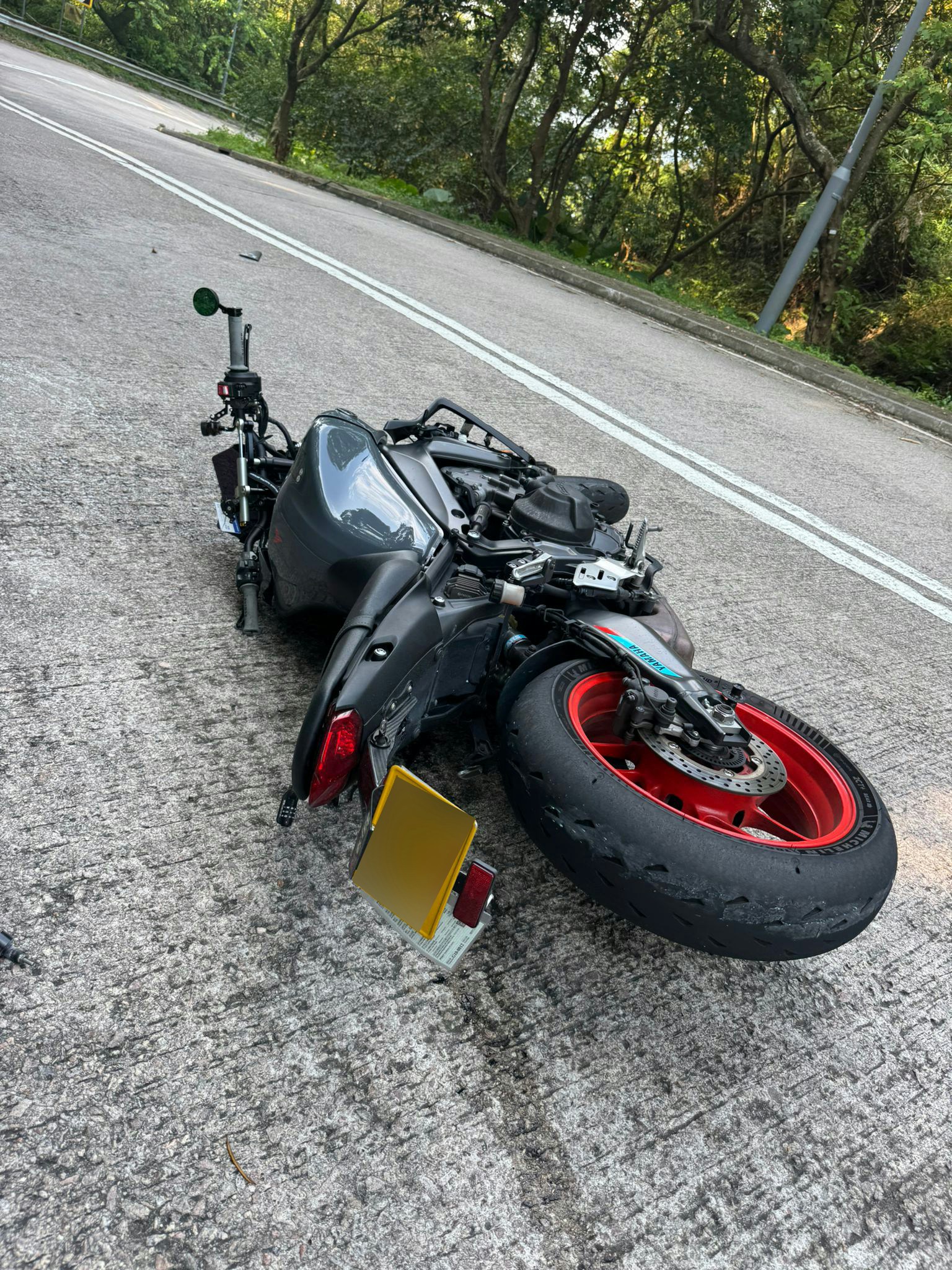 電單車翻側在馬路中心。（網上圖片）