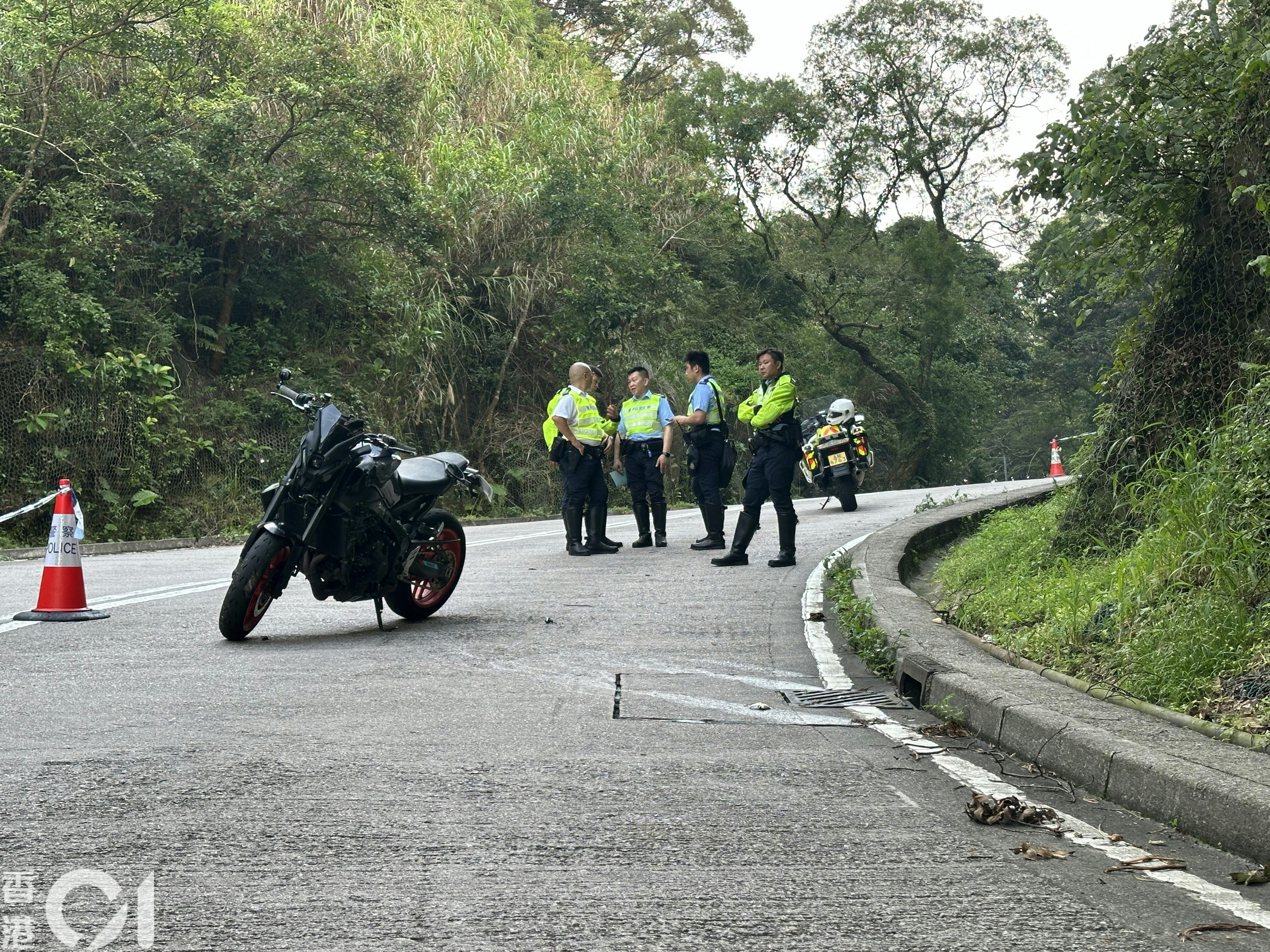 荃錦公路有電單車失事,鐵騎士送院搶救後不治,警方在意外現場調查。(王譯揚攝)