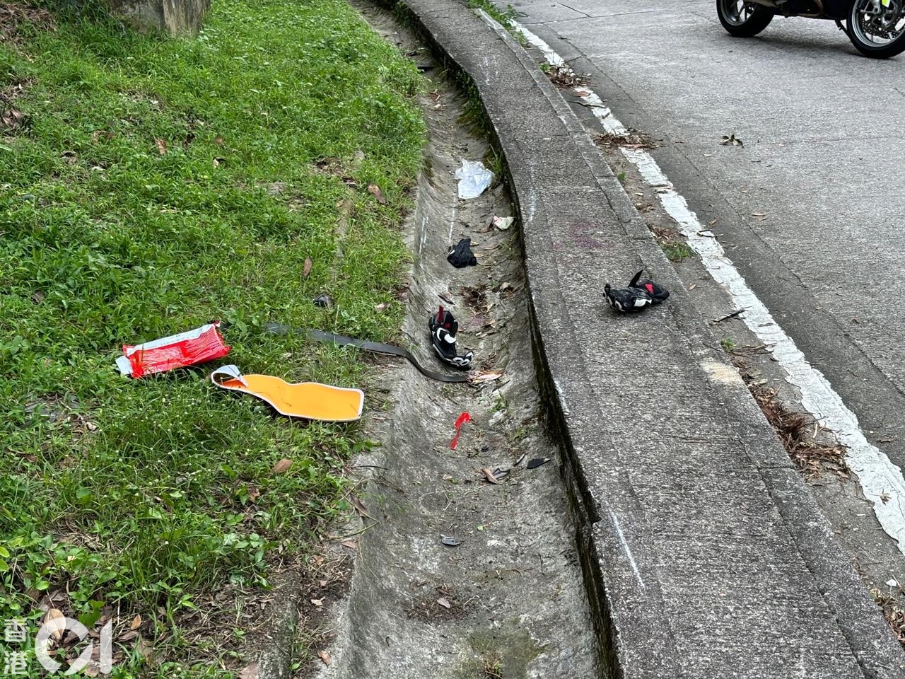 現場地面遺下電單車手套和急救用品，警方到場調查。（王譯揚攝）