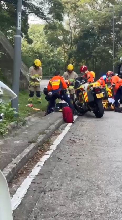 荃錦公路有電單車失事，鐵騎士倒地重創昏迷，救護員即場為他進行心外壓急救，惟集送院搶救後不治。（網上影片截圖）