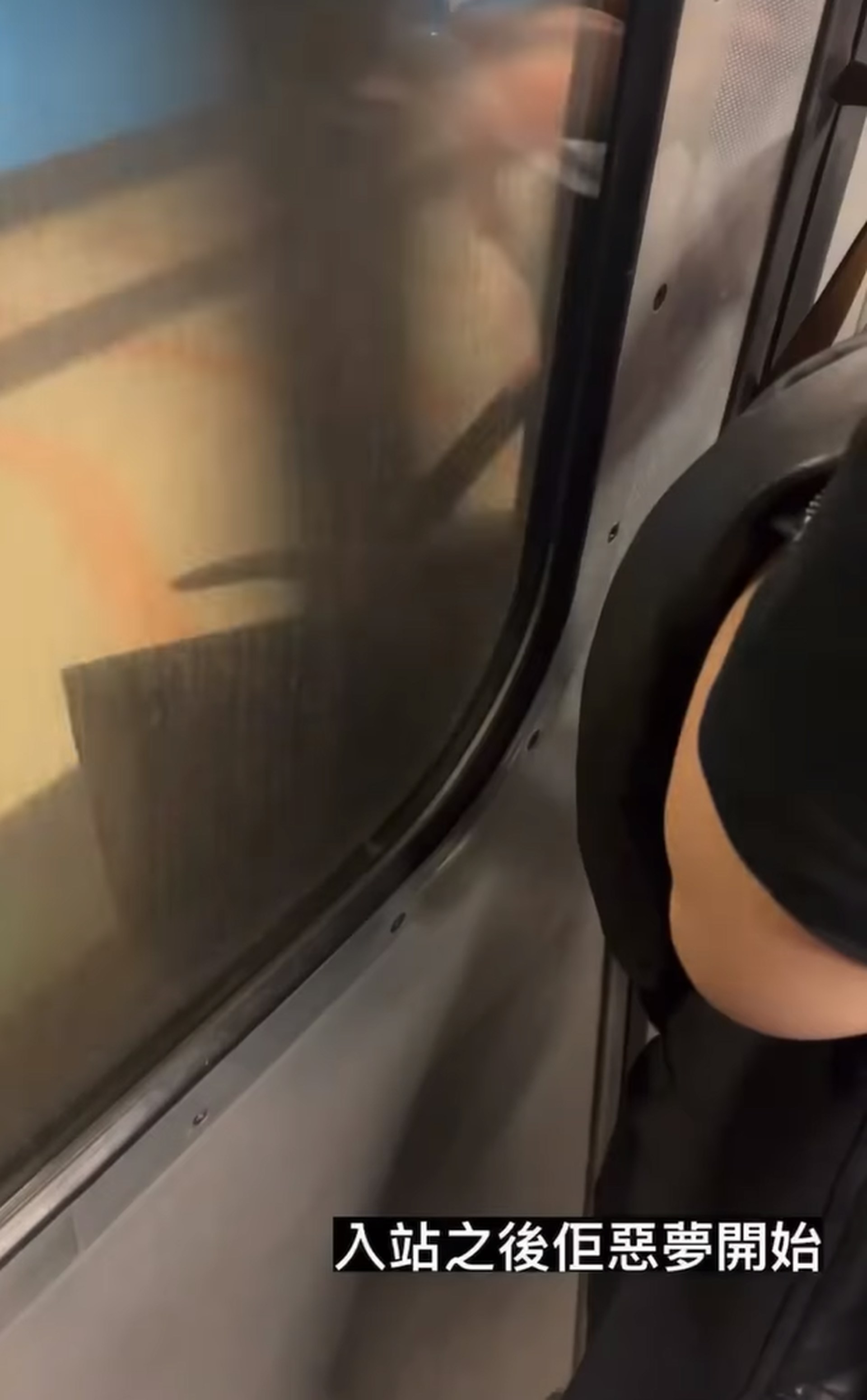 長約37秒的片段中，可見女子緊抓着夾於車門的手袋肩帶不斷嘆息：「唉，激死！我諗住咁樣夾住呢，佢應該唔會……」（fb影片截圖）